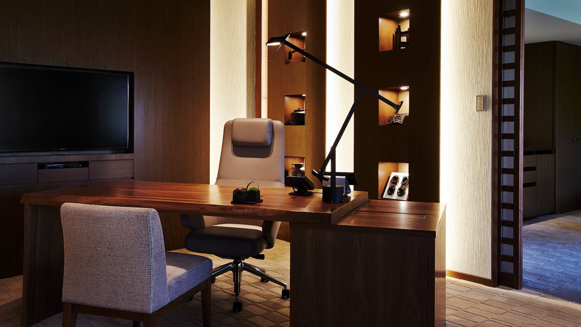 7/8 Hyatt Regency Kyoto Kyoto Suite King Desk