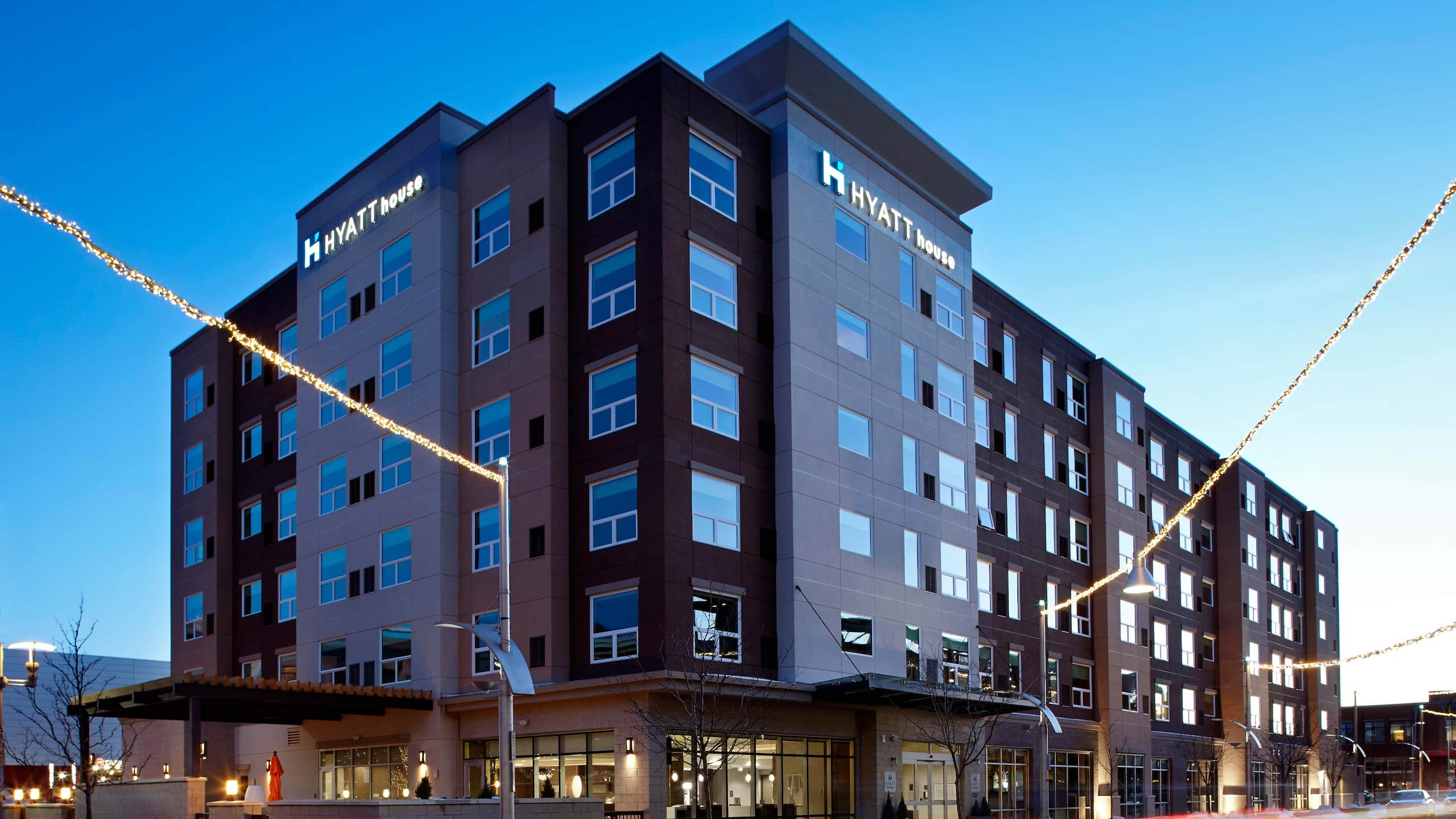 Photos Reviews Hyatt House Denver Lakewood At Belmar   Hyatt House Denver Lakewood At Belmar P003 Hotel Exterior At Dusk.16x9 