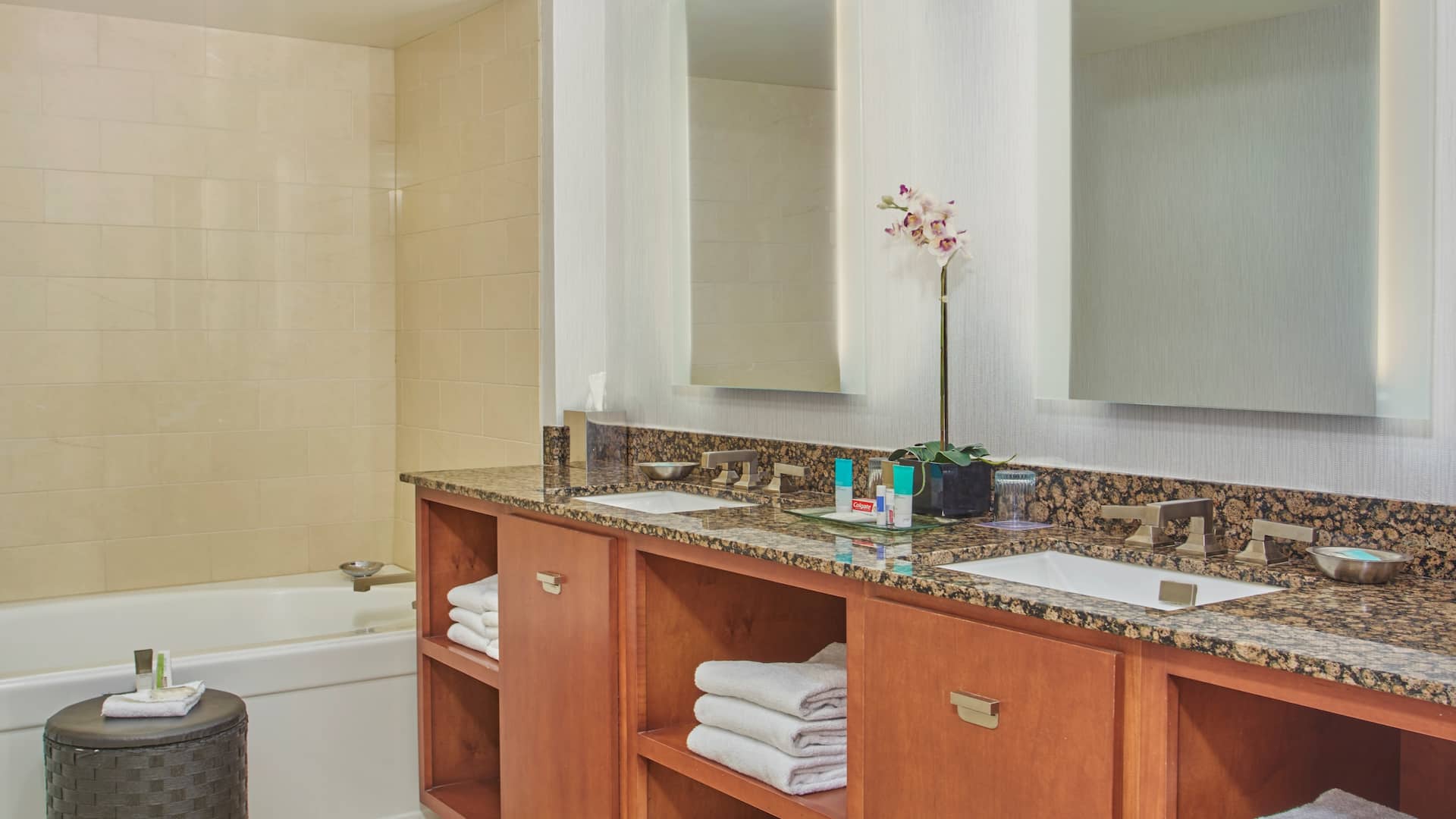 3 von 3 Hyatt Regency Lexington Presidential Suite Bathroom