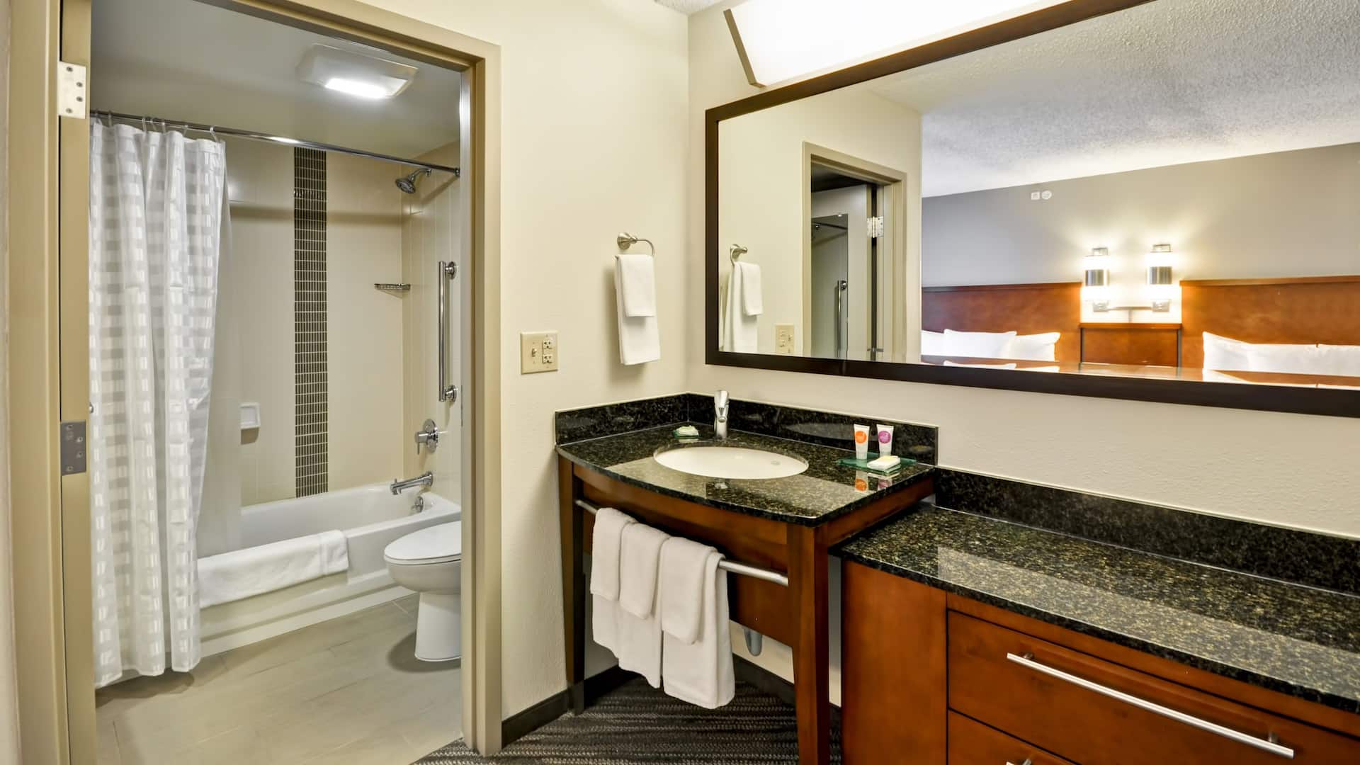 3 из 3 Hyatt Place Albuquerque/Uptown Bathroom