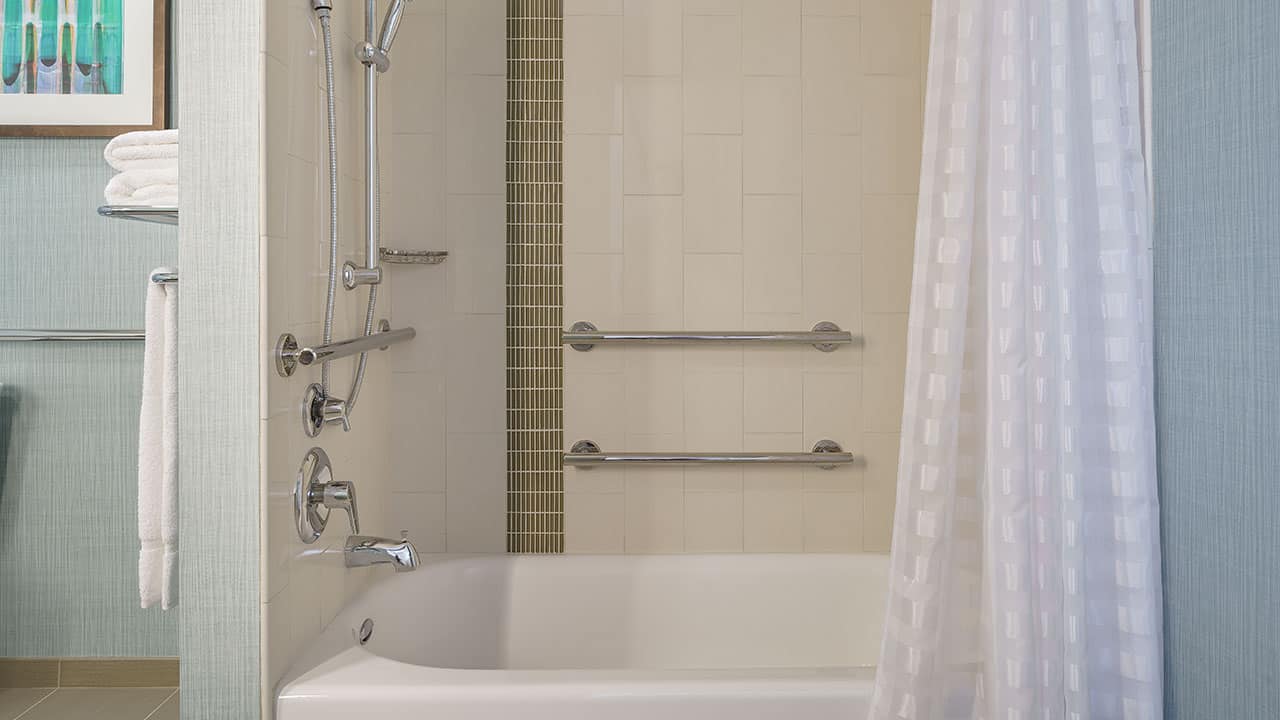 4 von 4 Hyatt Place Houston/Galleria ADA Bathroom with Bathtub