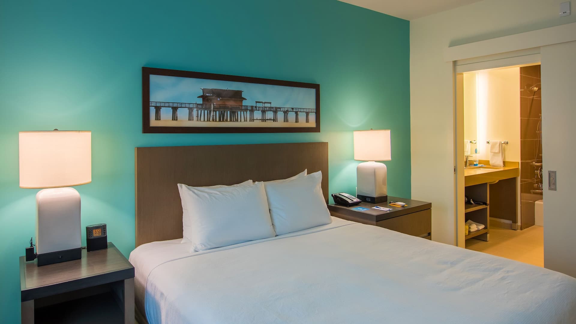 Hyatt House Naples/5th Avenue King Bed