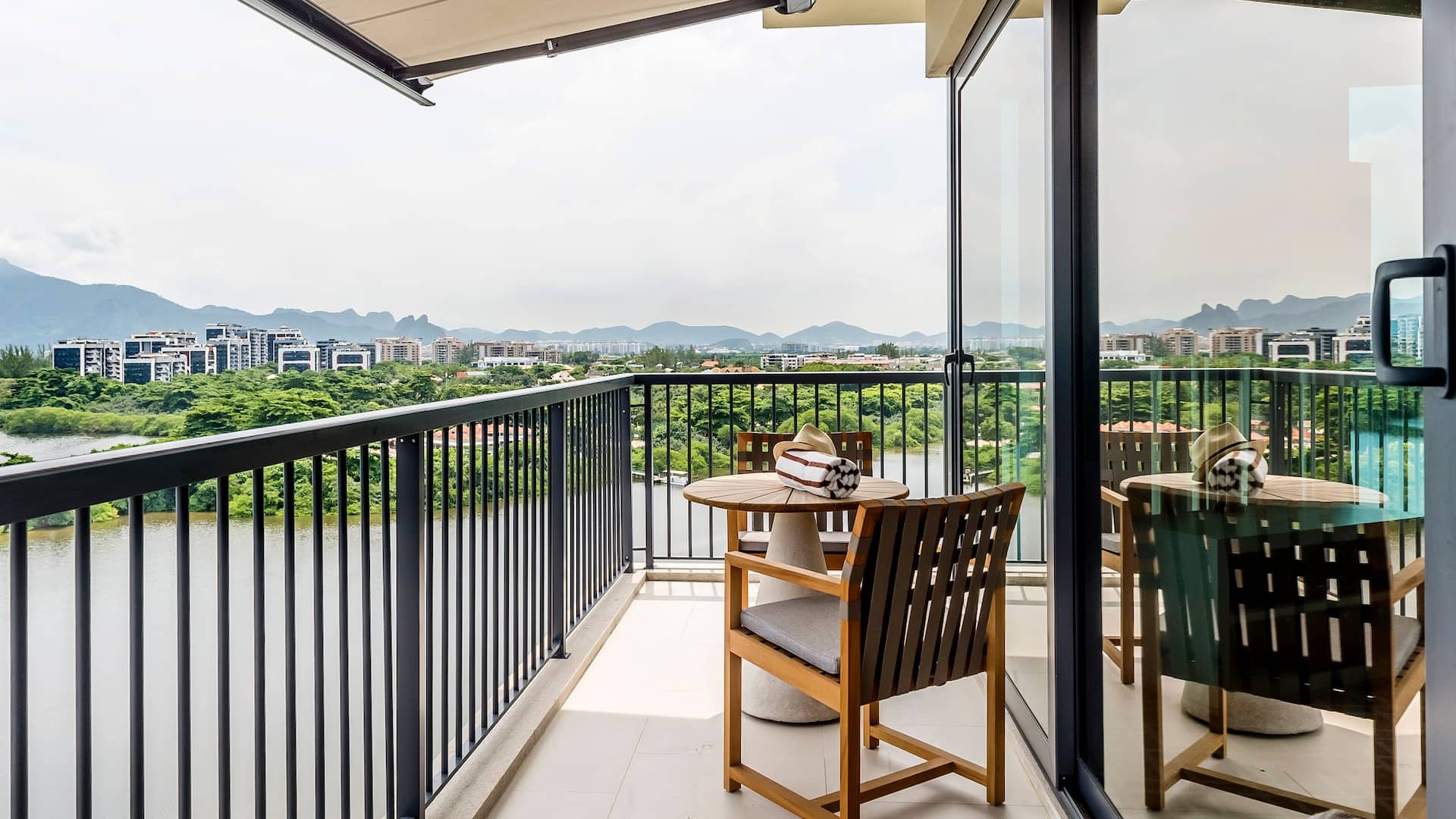 5 de 8 Grand Hyatt Rio de Janeiro | Ocean Lagoon Desk