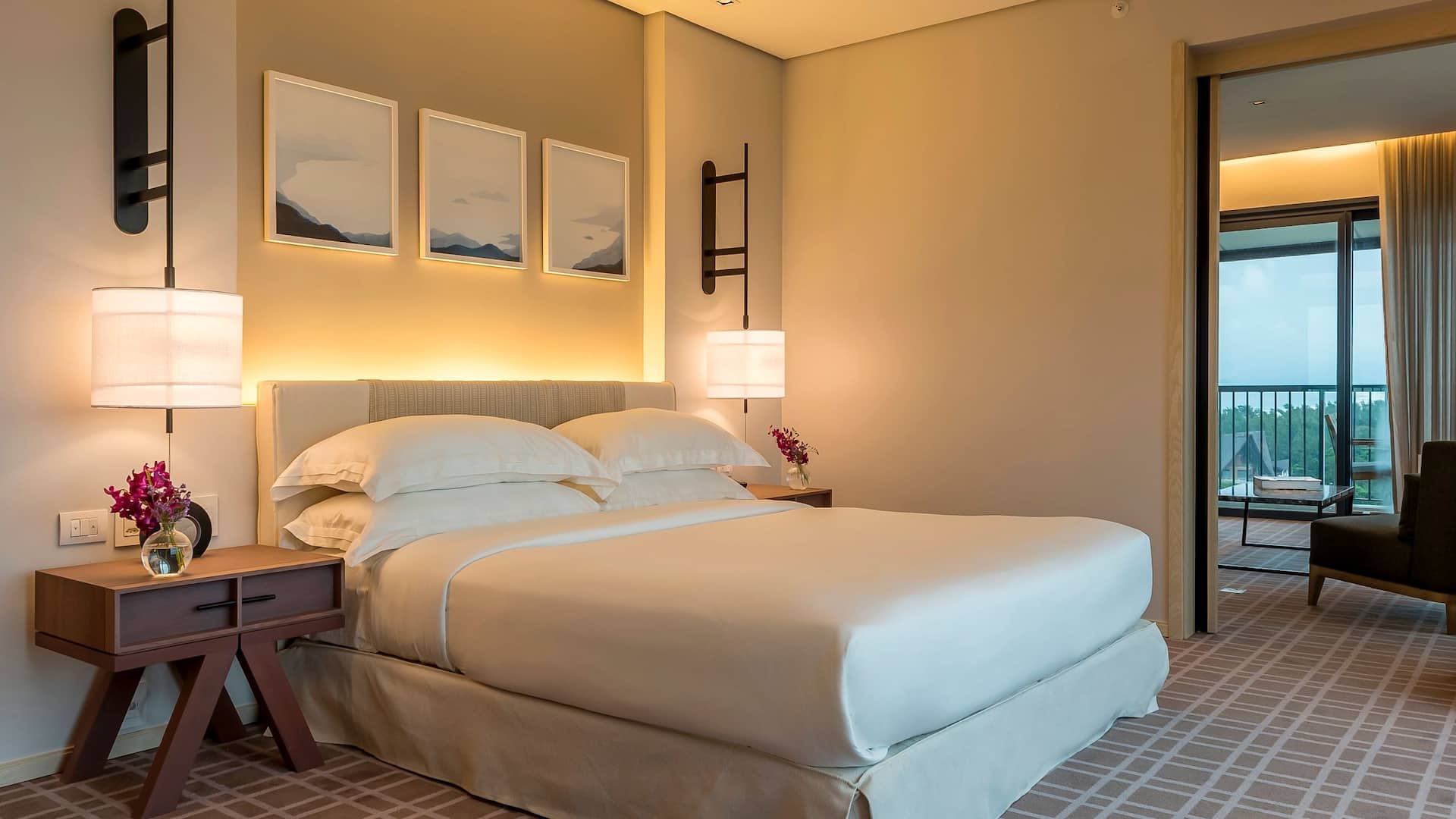 2 de 8 Grand Suite Ocean Lagoon Bedroom and Living