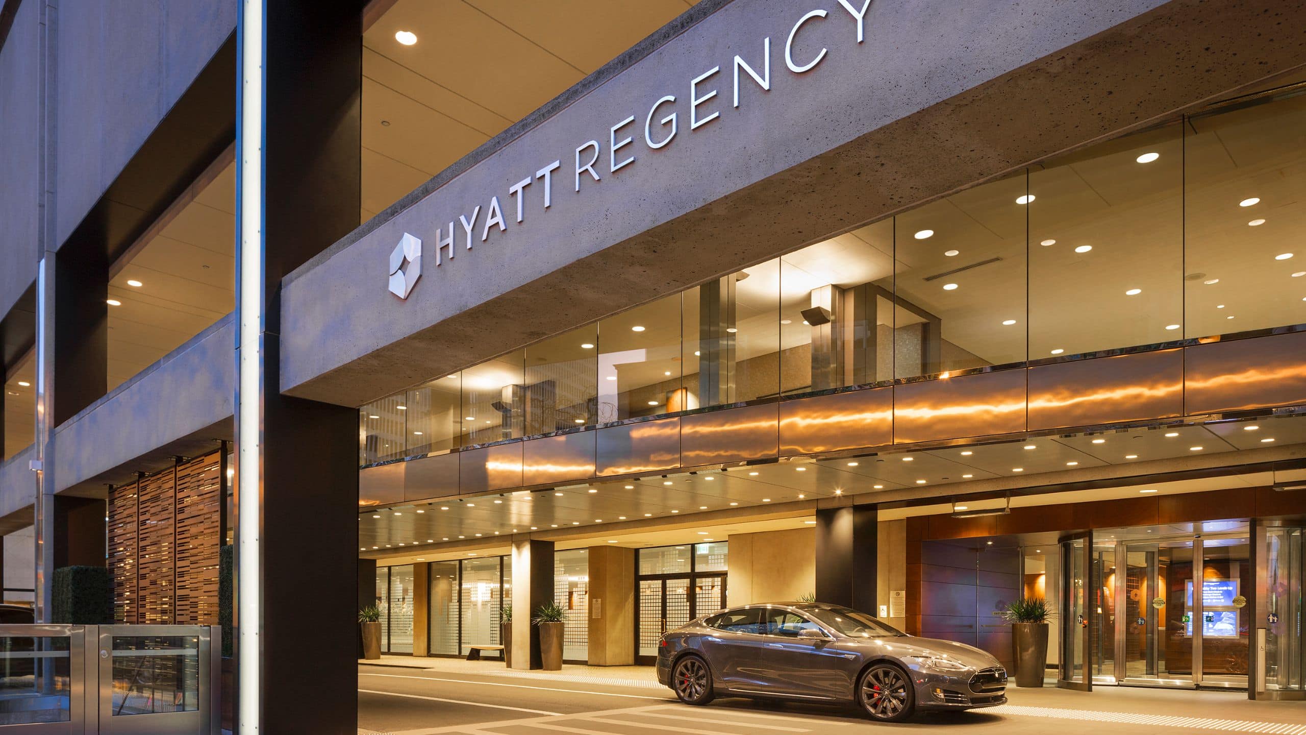 Convenient Embarcadero Hotel Hyatt Regency San Francisco   Hyatt Regency San Francisco P189 Hotel Entrance.16x9 