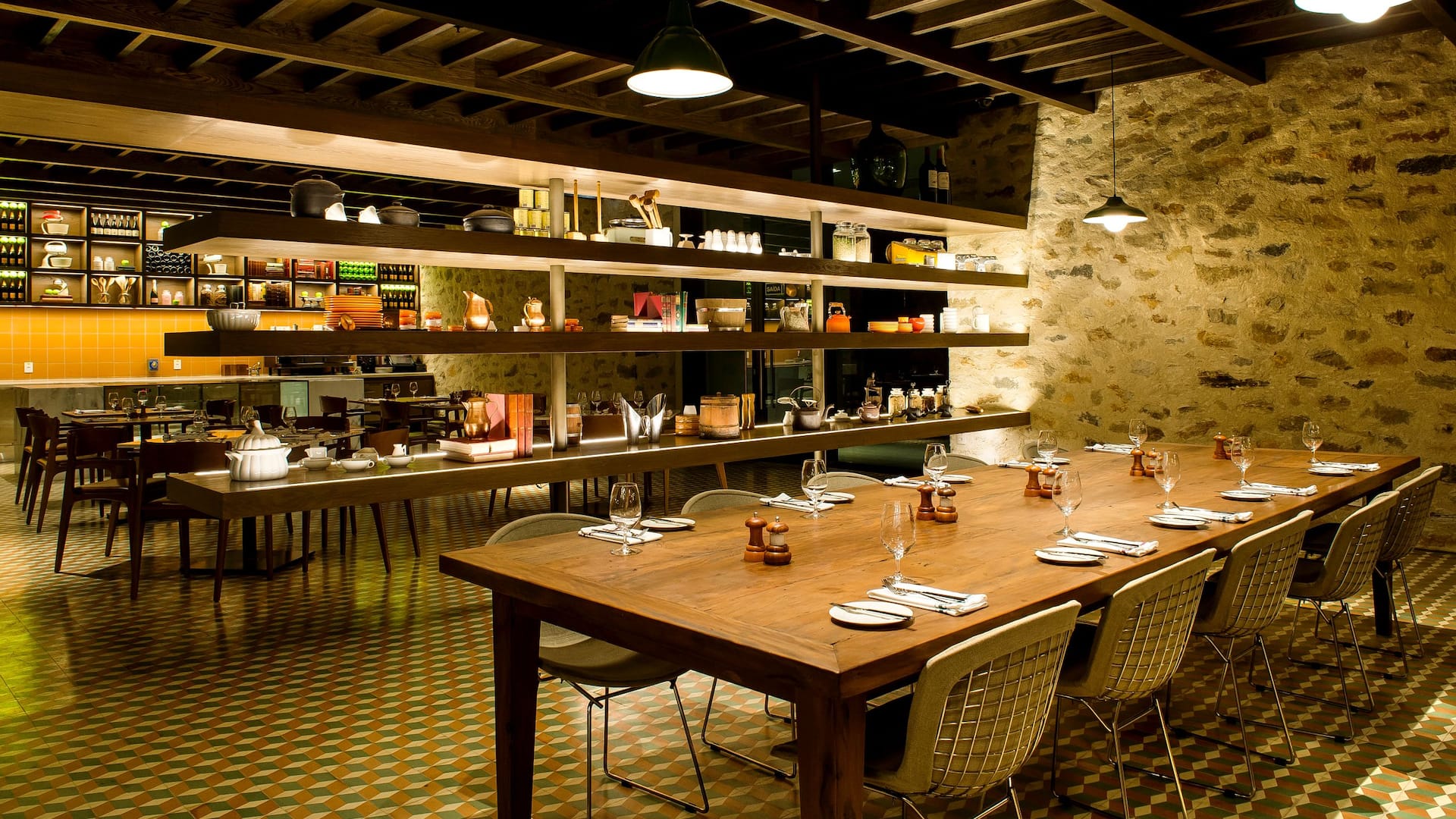 3 de 6 Tano Ambiance Family Table