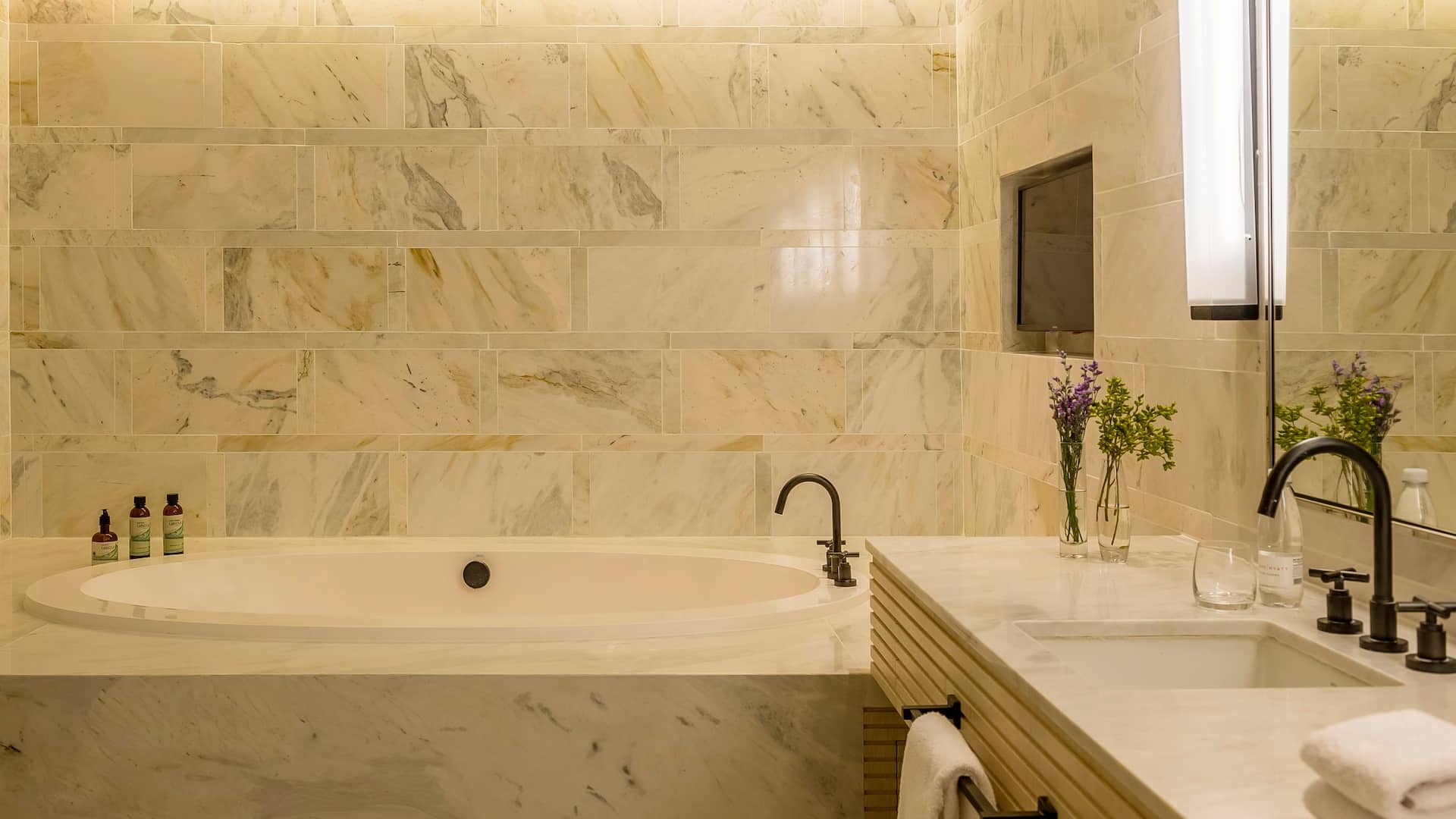 4 de 10 Penthouse Suite Bathroom
