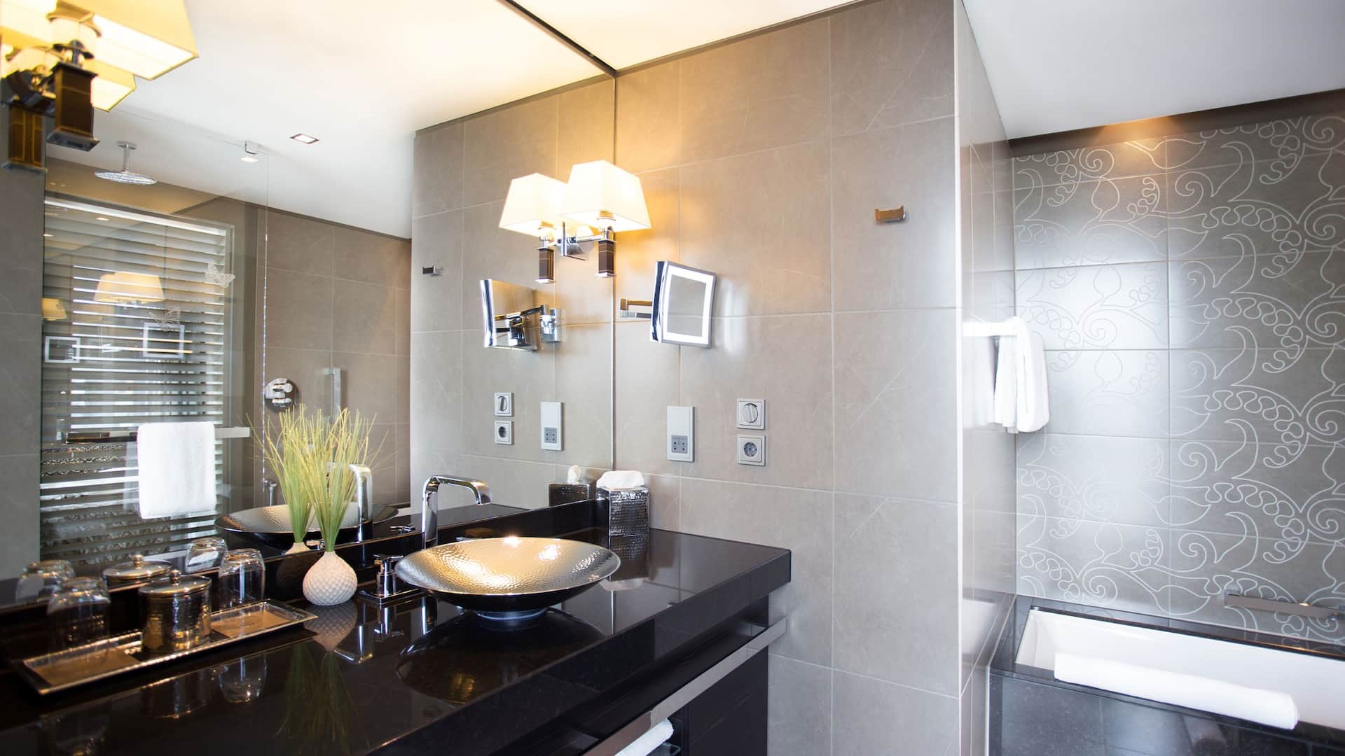 4 de 5 Hyatt Regency Dusseldorf Deluxe View King Bathroom
