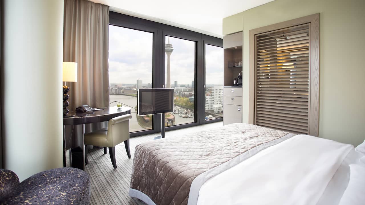 View Deluxe Zimmer mit King Bett und Club Zugang im Hotel Hyatt Regency Düsseldorf