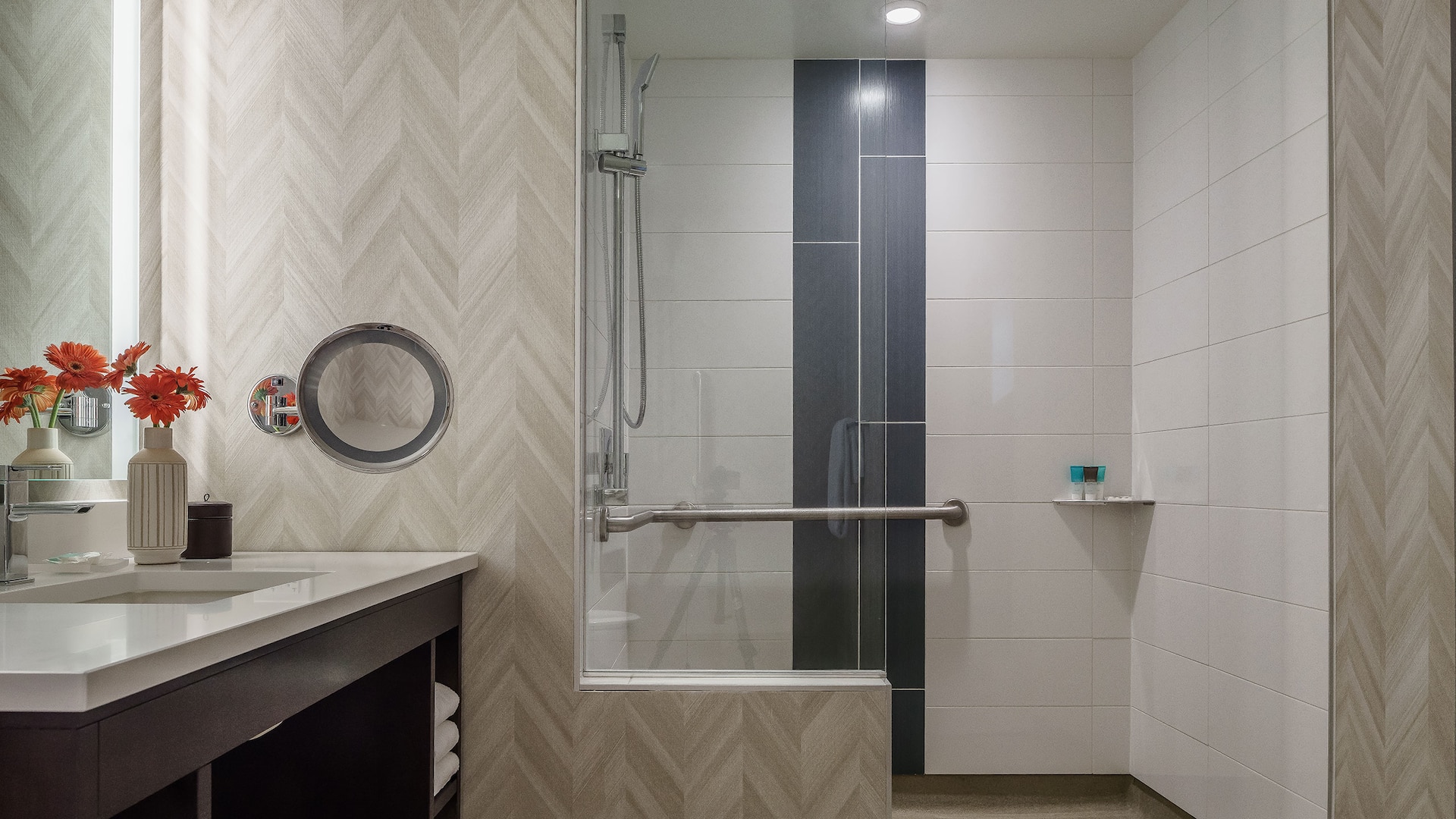 第 1，共 2 Hyatt Regency Aurora-Denver Conference Center Guestroom ADA Bathroom