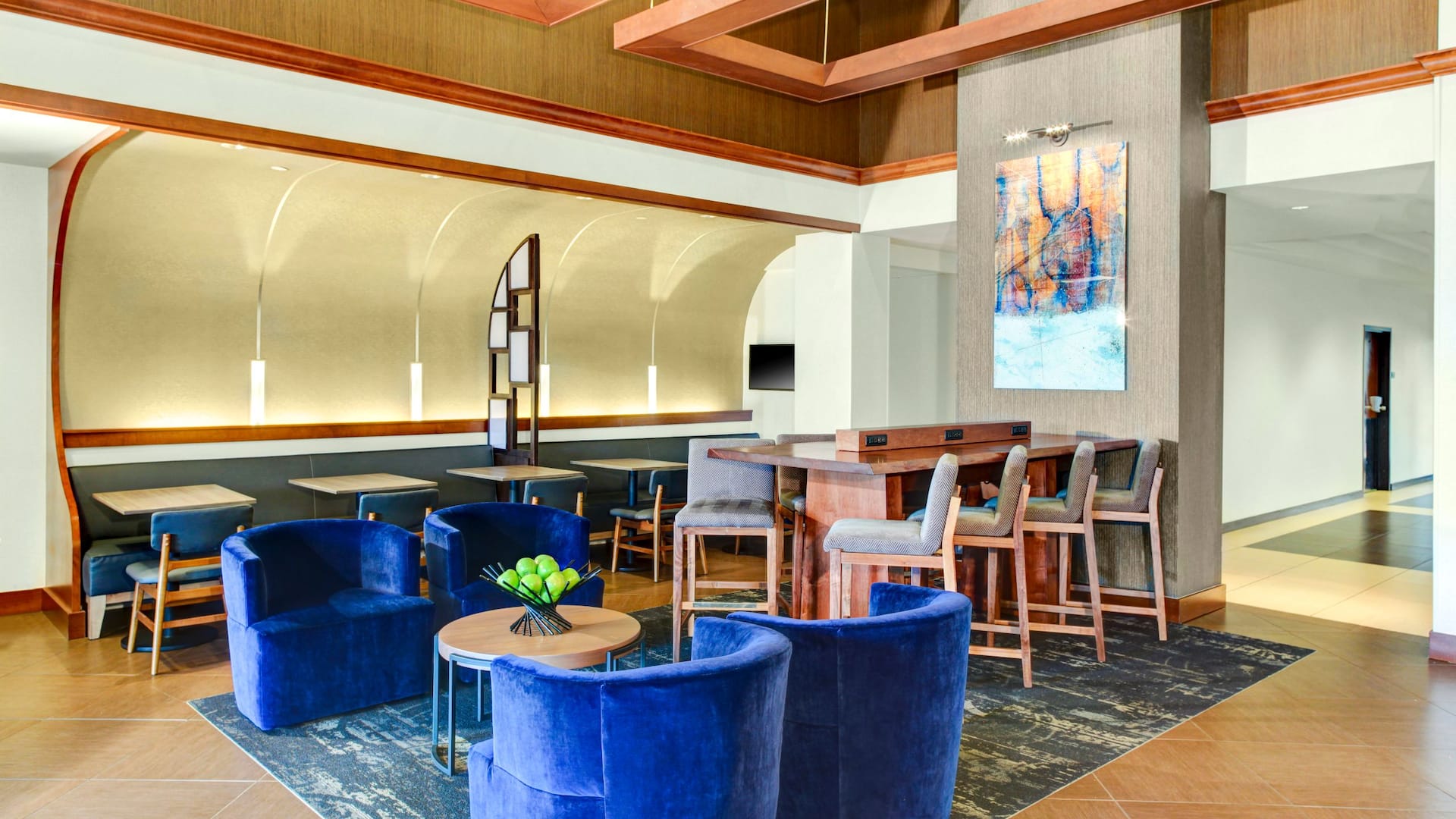Lobby seating area with chairs, tables, and painting at Hyatt Place Cincinnati Airport / Florence