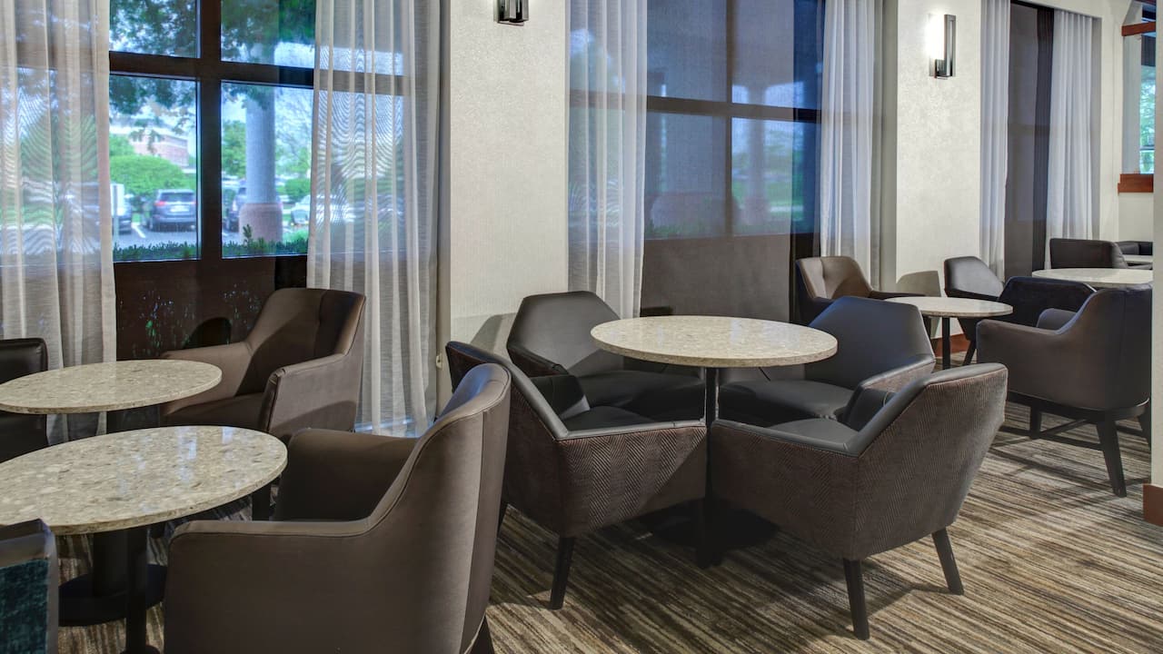 Secaucus hotel lounge seating area at Hyatt Secaucus / Meadowlands