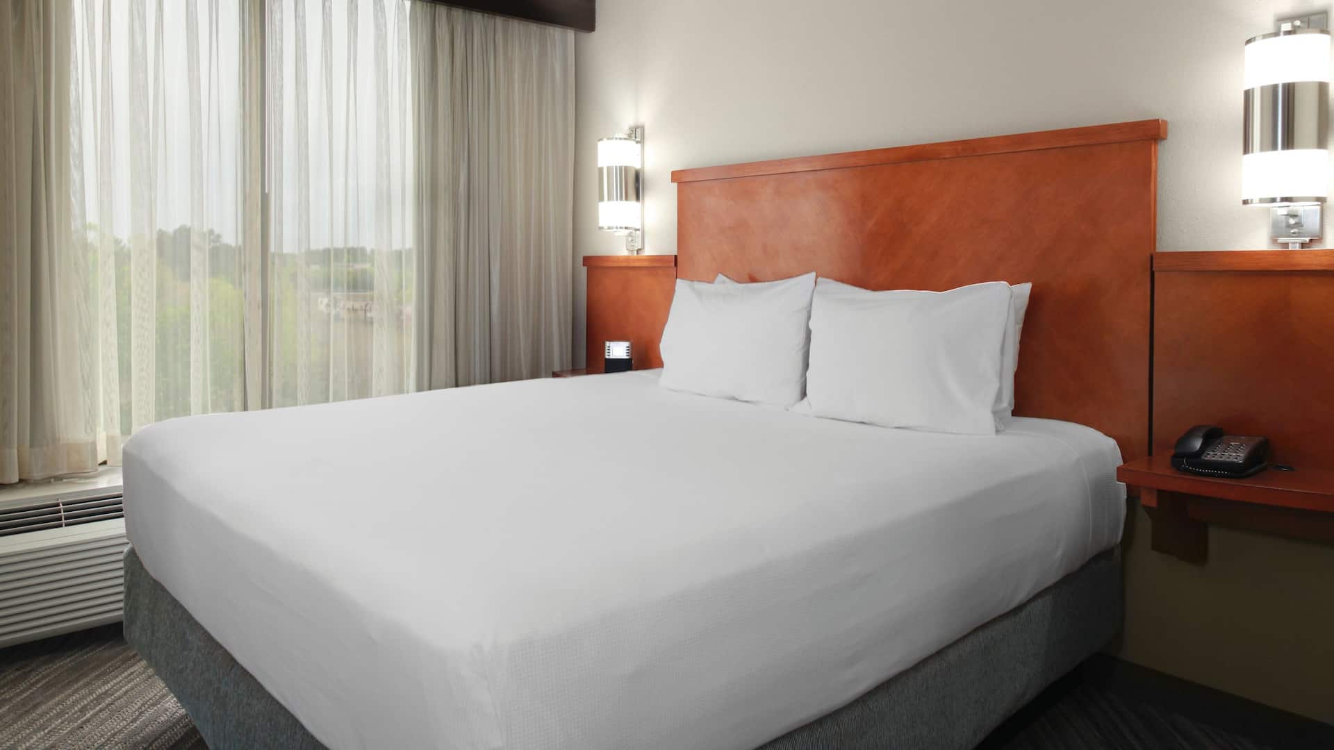 Cincinnati hotel room with king sized bed at Hyatt Place Cincinnati Northeast 