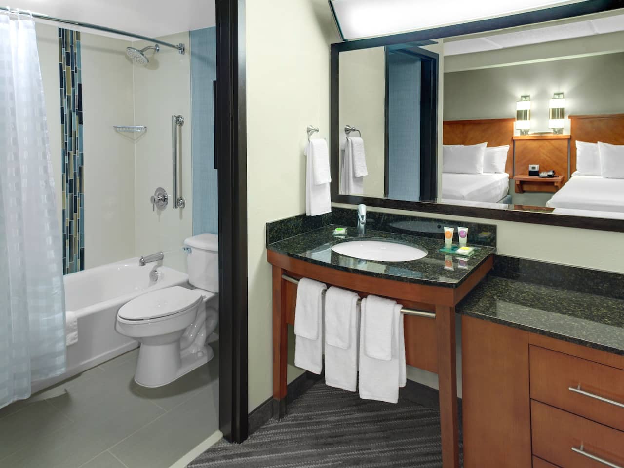 Guestroom Bathroom at hotel in Auburn Hills at Hyatt Place Detroit / Auburn Hills