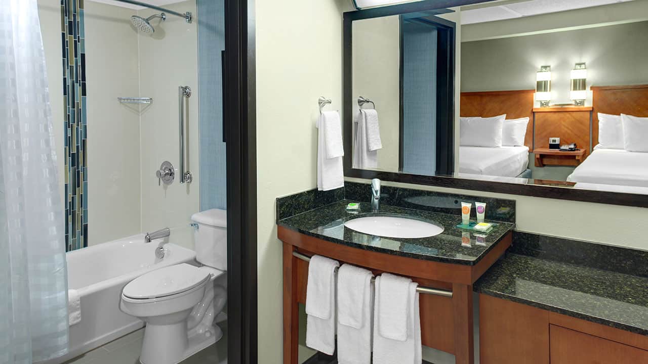 3 de 3 Hyatt Place Chicago/Itasca Guestroom Bathroom