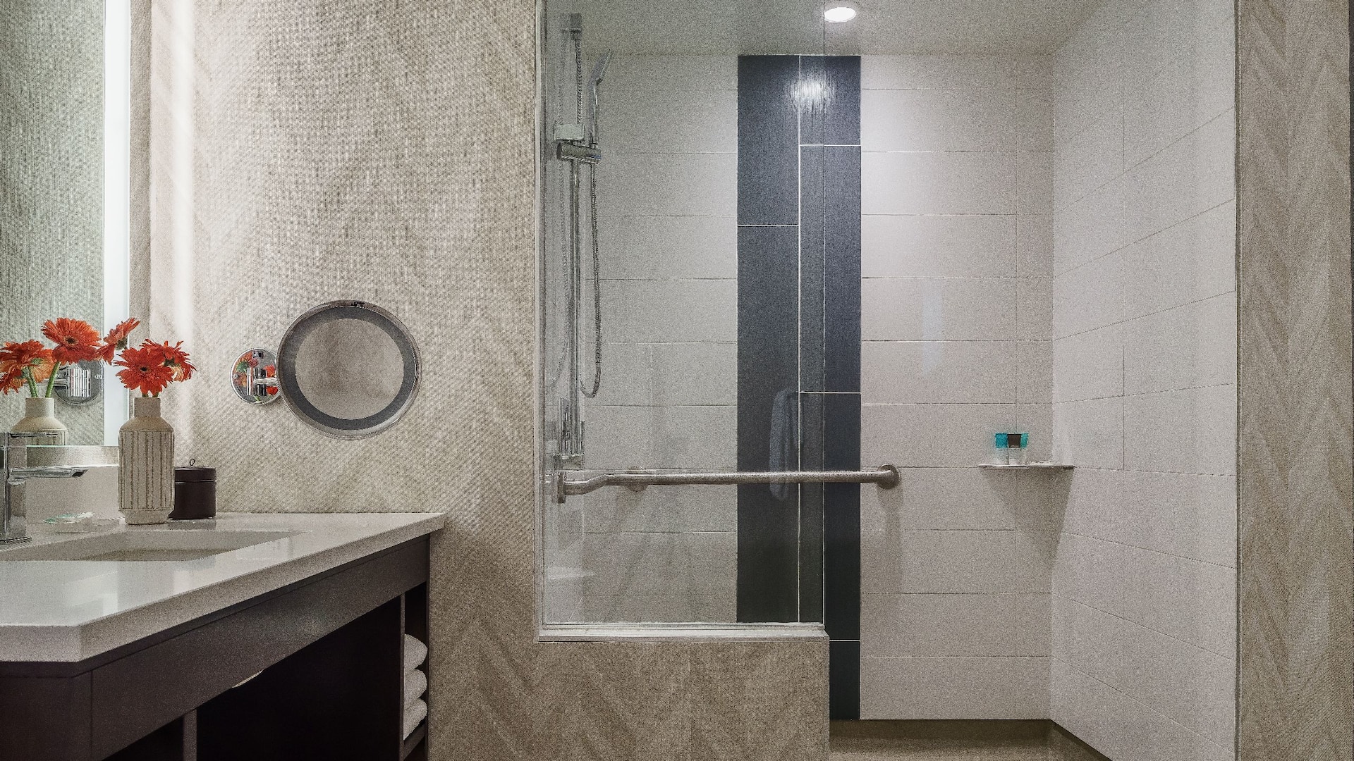 第 2，共 2 Hyatt Regency Aurora-Denver Conference Center ADA Bathroom