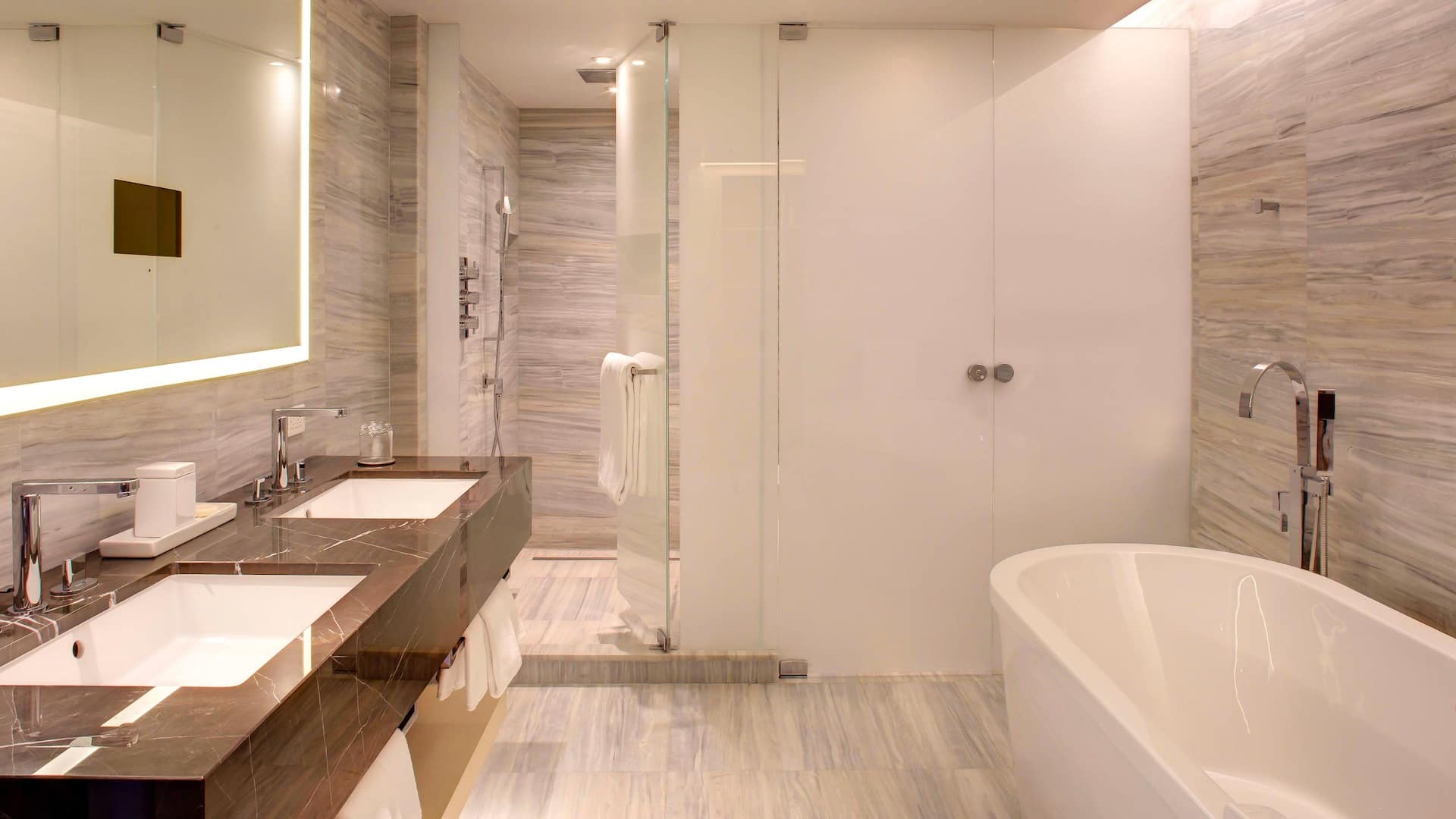 3/4 Hyatt Regency Mexico City Executive Suite Bathroom