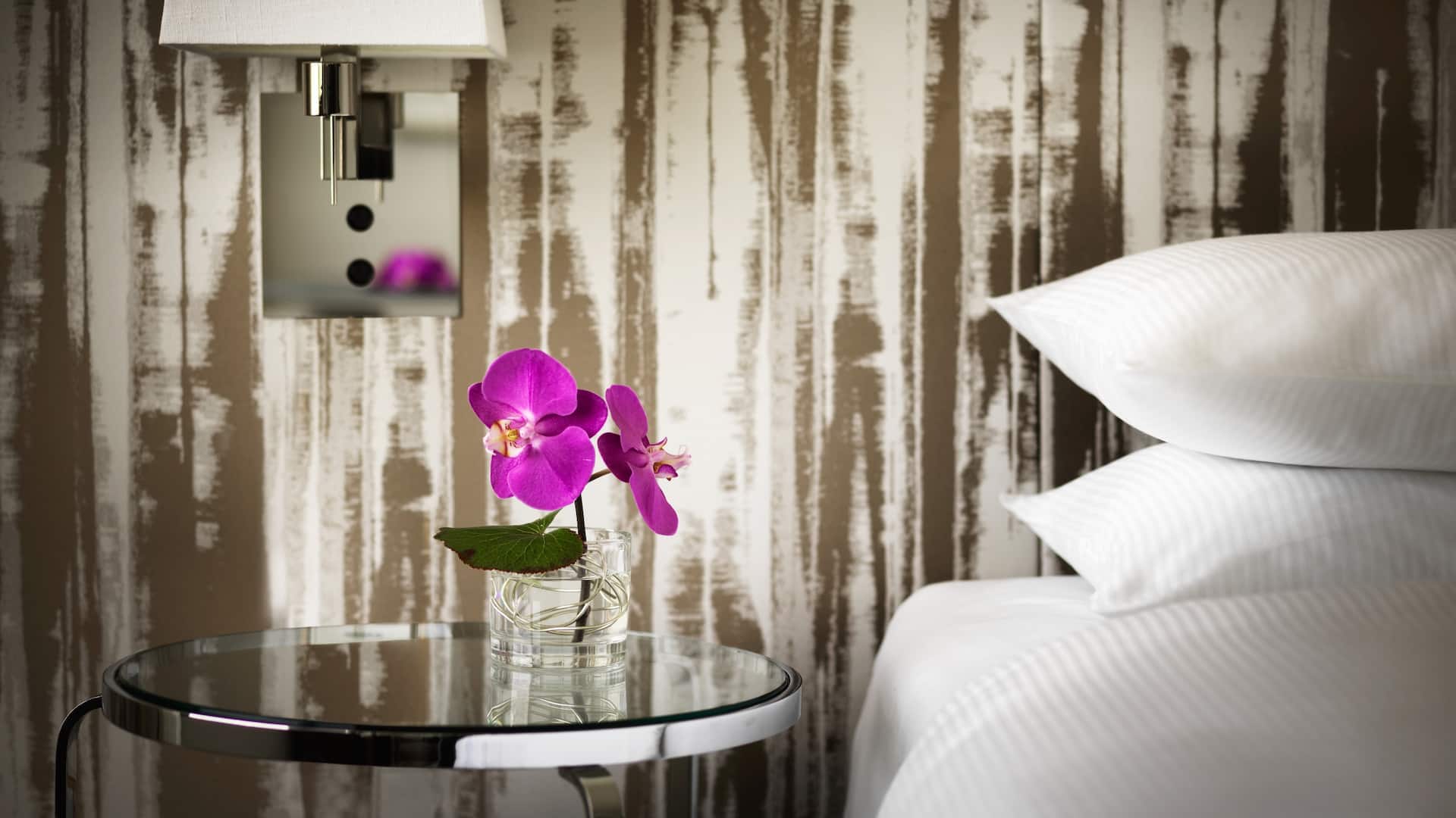 2 de 6 Mit einer Blume bestückter Glasnachttisch neben einem komfortablen Bett im Hyatt Regency Mainz Hotel.