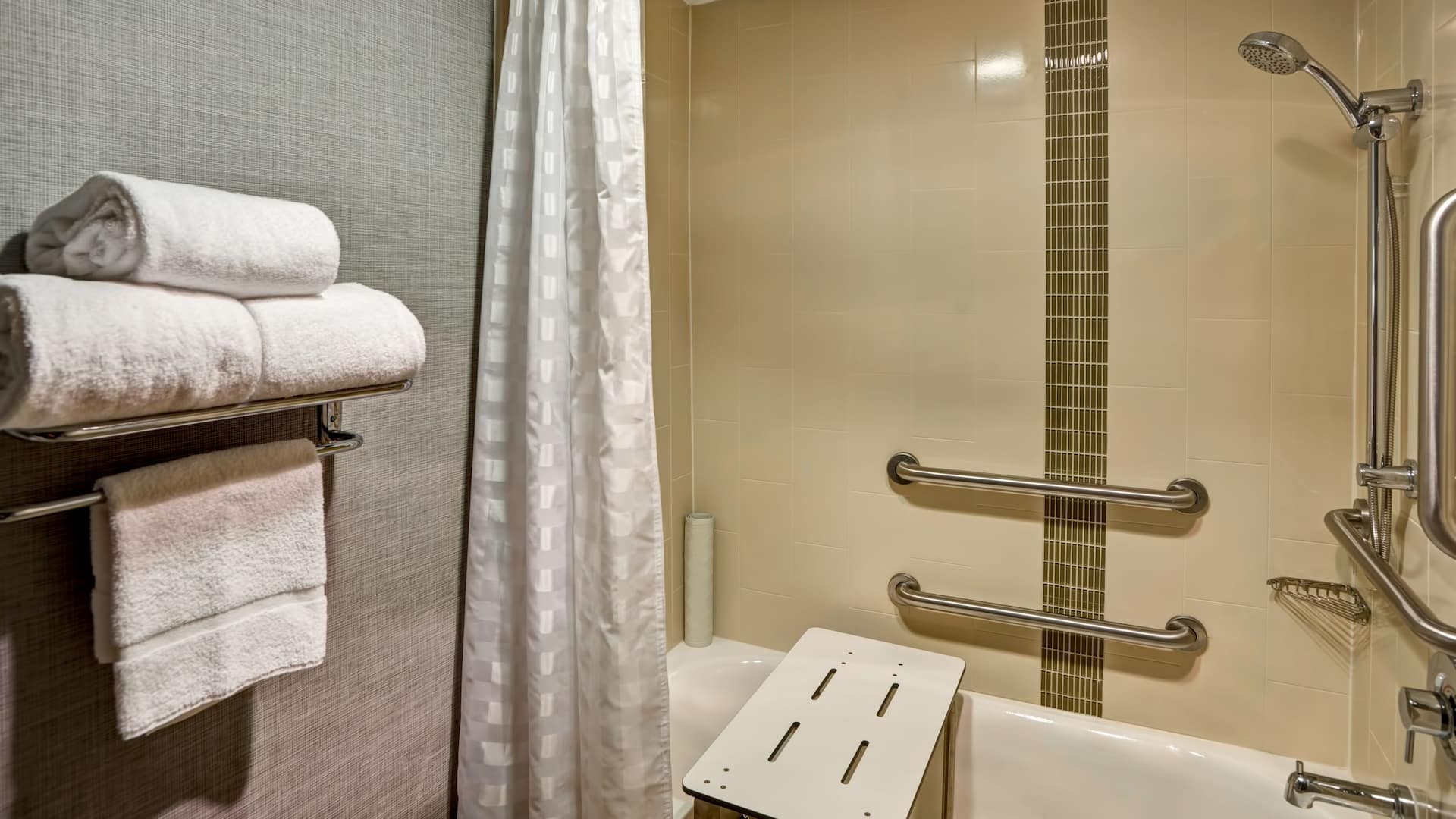 3 of 3 Hyatt Place Richmond/Innsbrook Accessible Tub