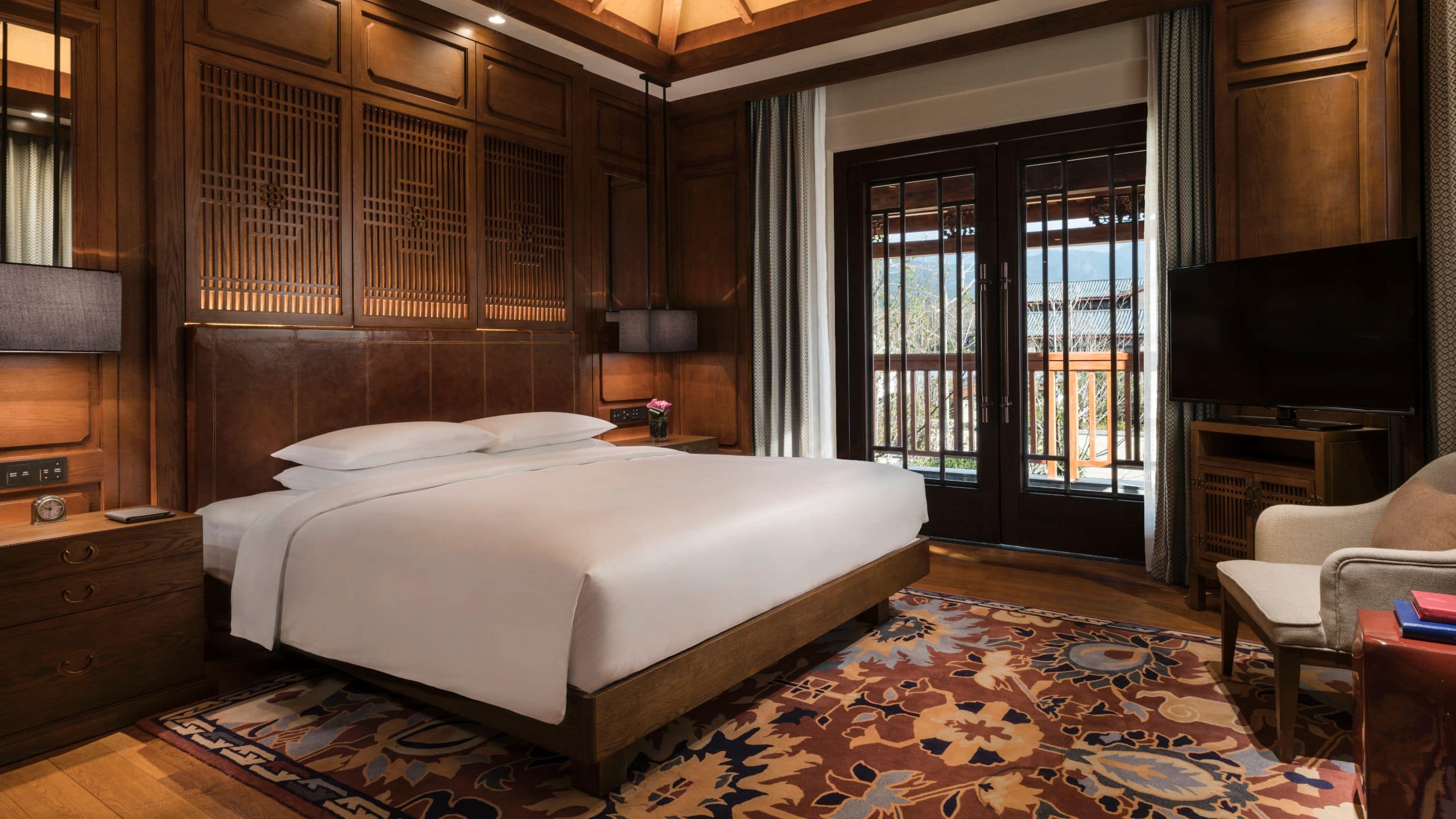 2/4 Jinmao Hotel Lijiang City Hotel Two Bedroom Villa Main Bedroom