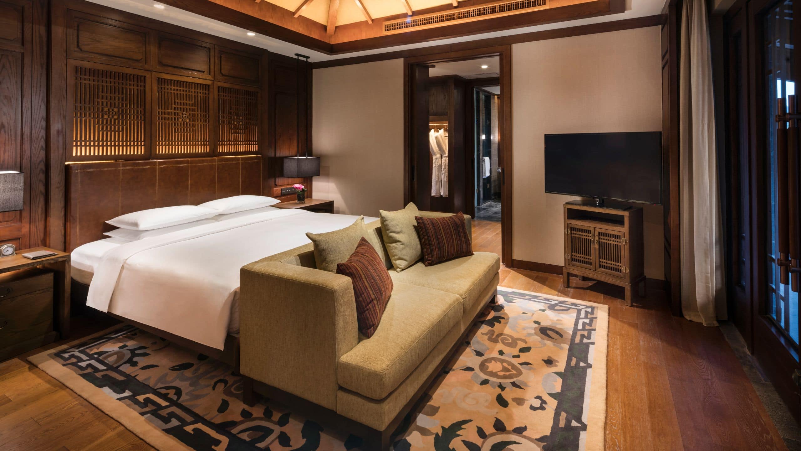 2/3 Jinmao Hotel Lijiang City Hotel Three Bedroom Villa Main Bedroom