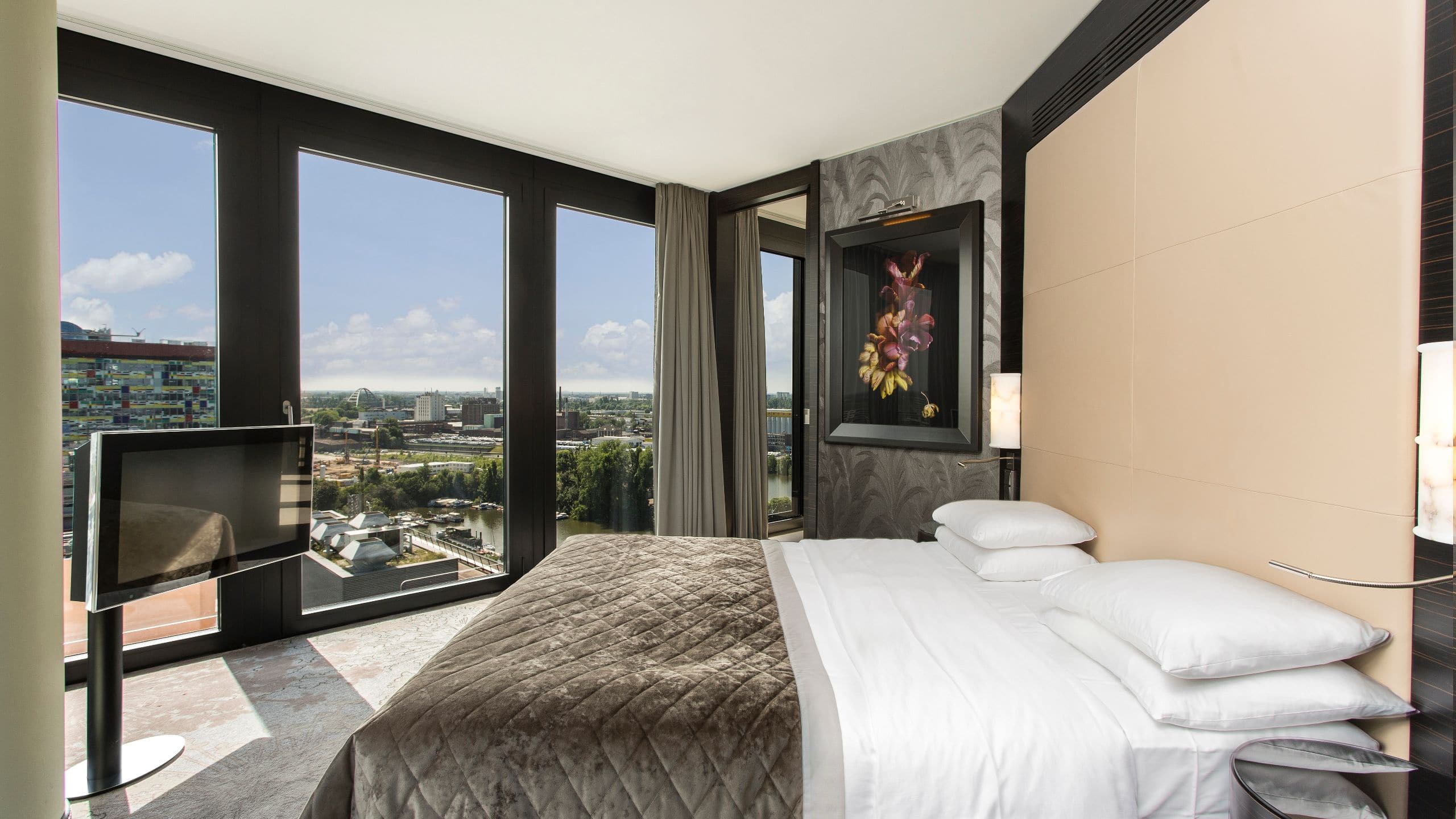 Hyatt Regency Dusseldorf Regency Suite Bedroom