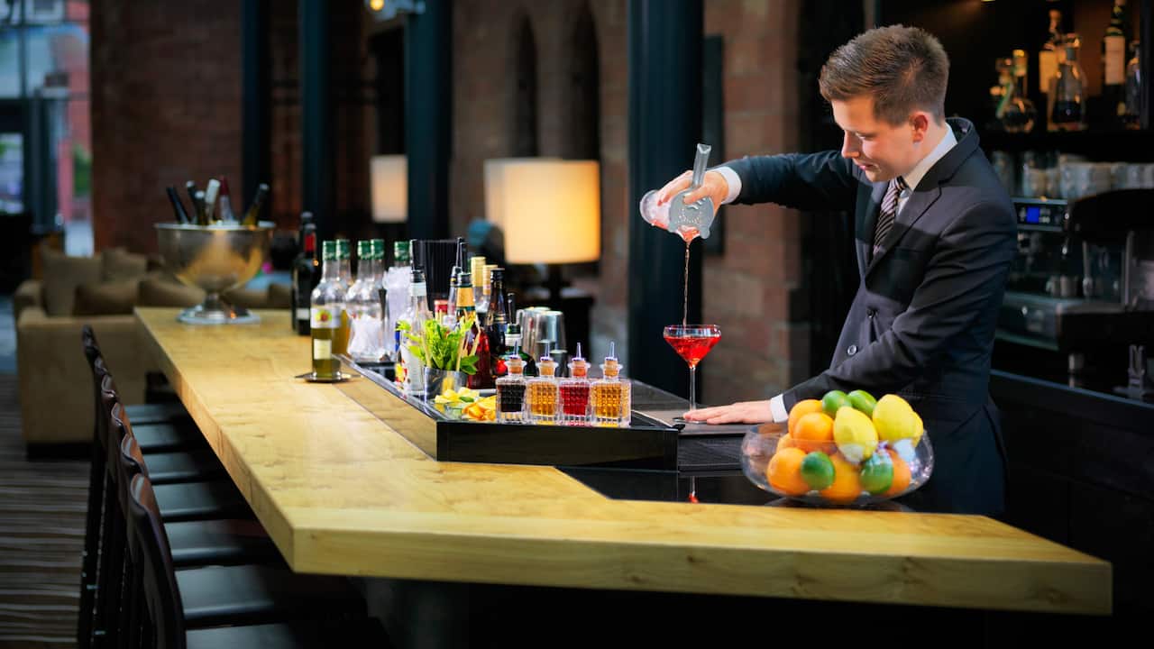 M-Lounge Bar Keeper kreiert Cocktail im Hyatt Regency Mainz
