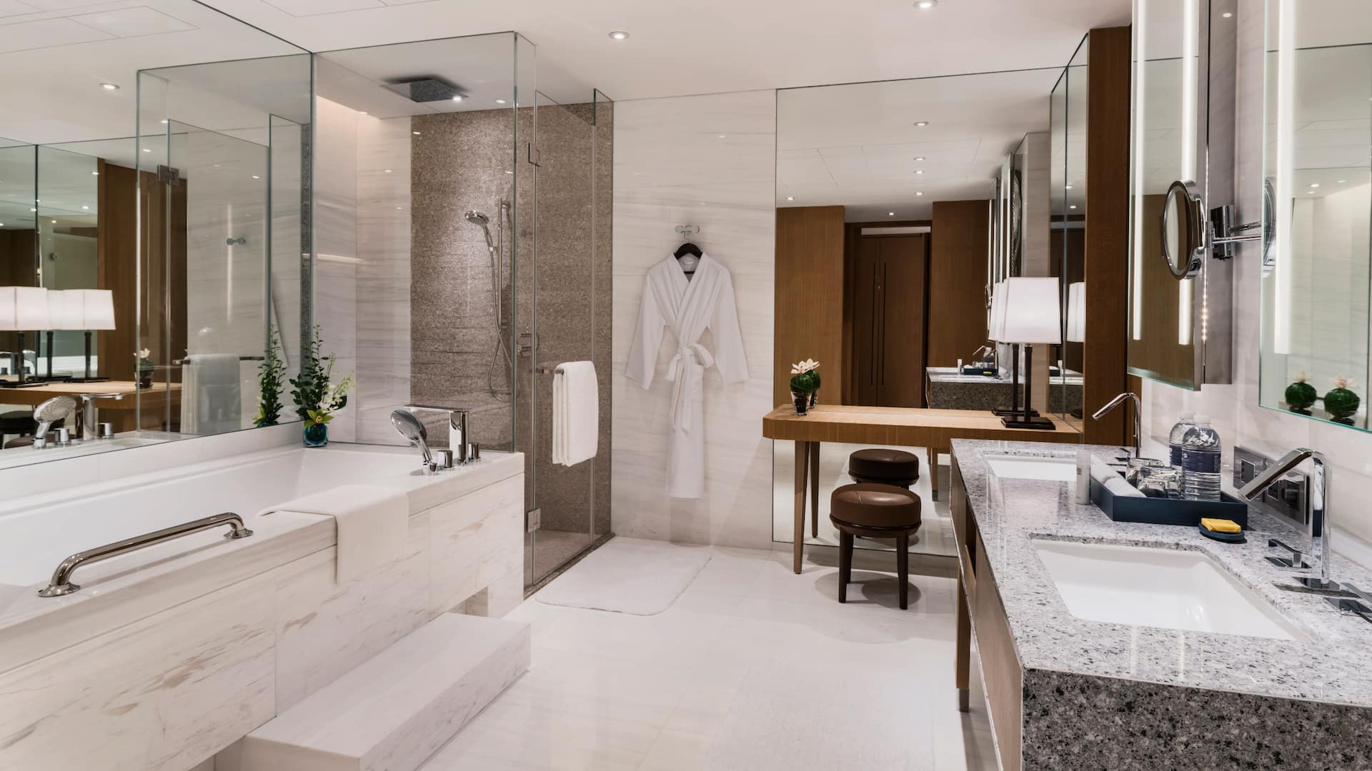 Hyatt Regency Shanghai, Wujiaochang Regency Suite Bathroom