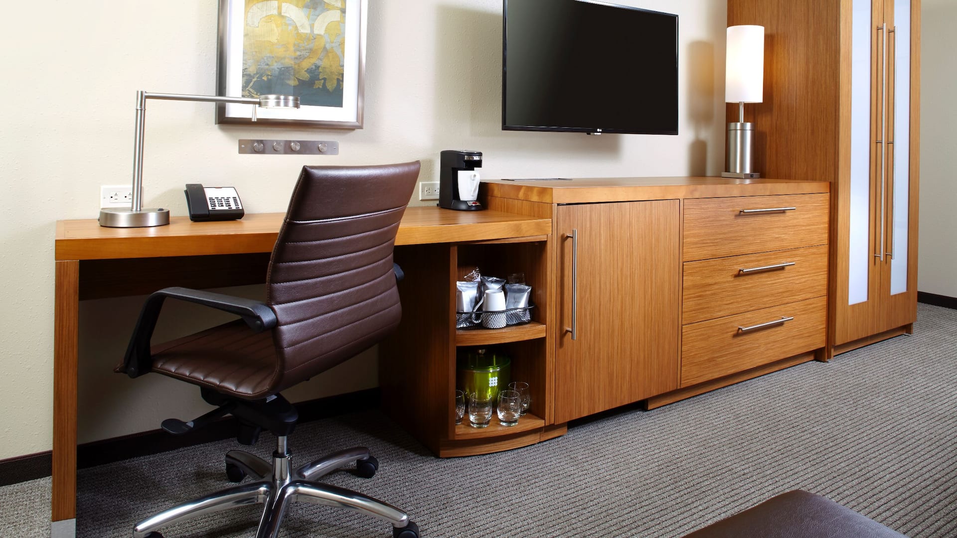 3 of 6 Hyatt Place Cleveland/Lyndhurst/Legacy Village Desk Detail