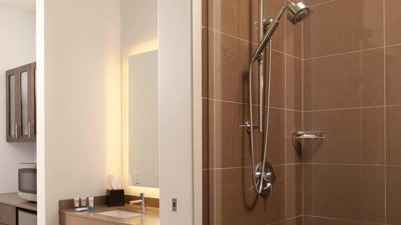 Redmond WA Hotel – Guest Room Bathroom – Hyatt House Seattle/Redmond