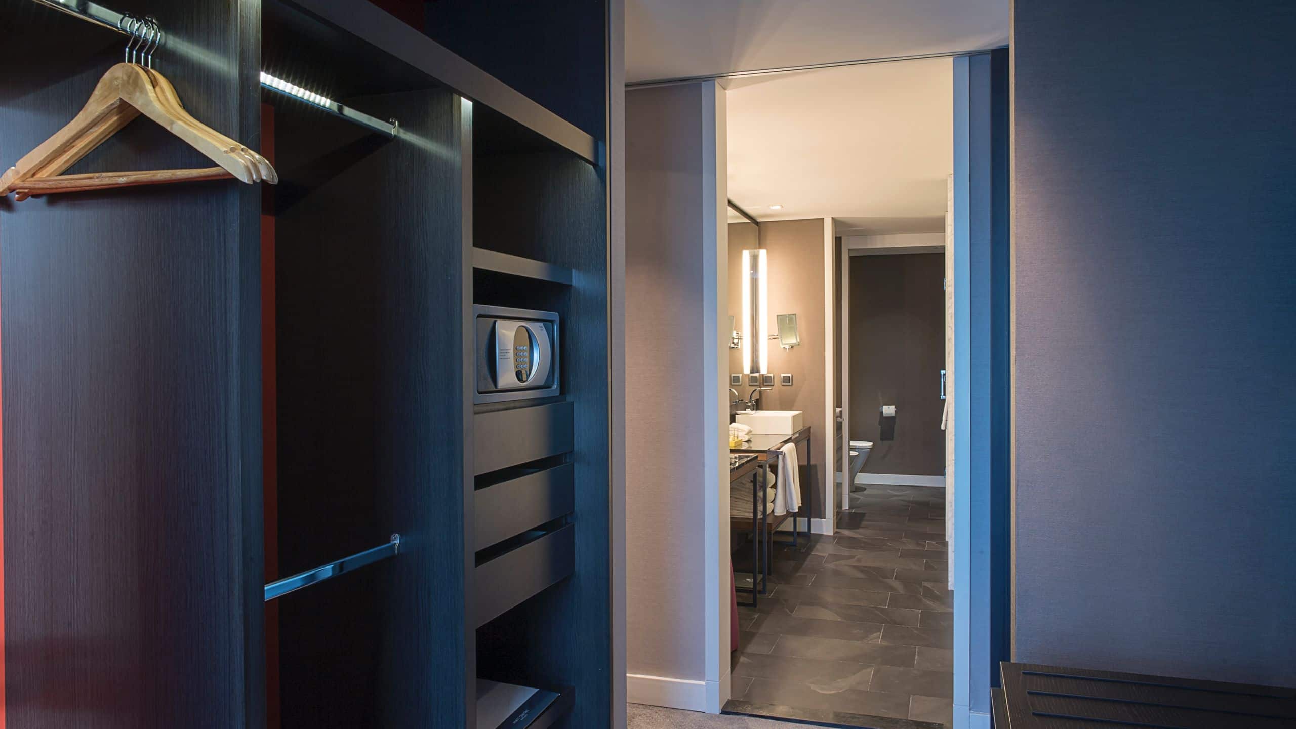 Hyatt Centric Montevideo Hyatt Suite Closet