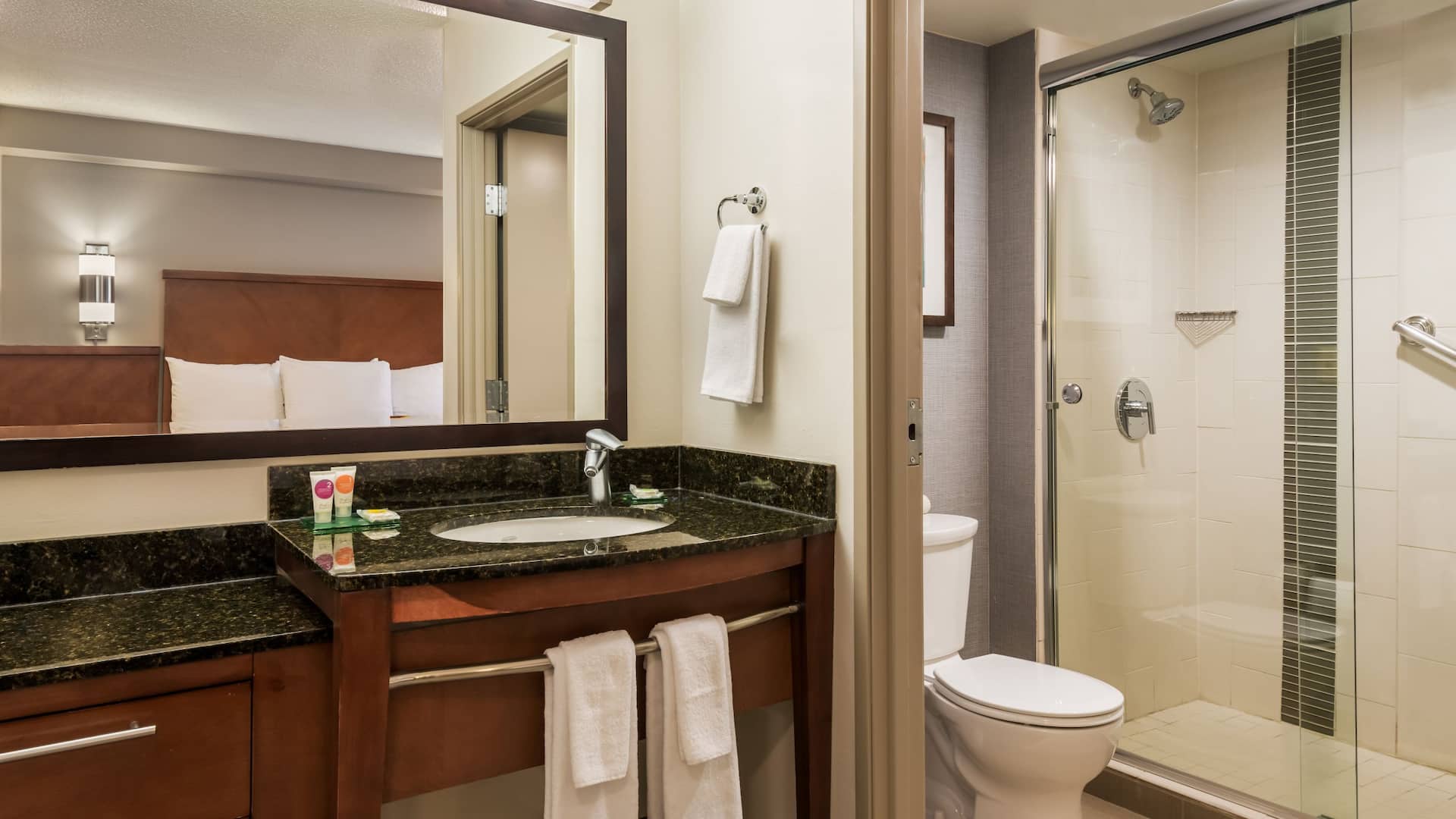 第 3，共 3 Hyatt Place Rogers/Bentonville Guest Bath Shower