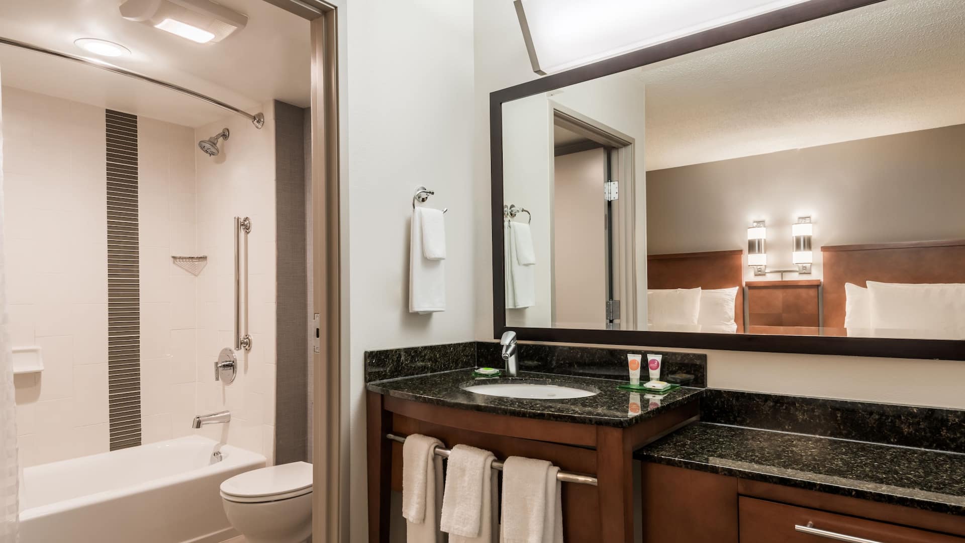 第 3，共 3 Hyatt Place Rogers/Bentonville Guest Bath Tub