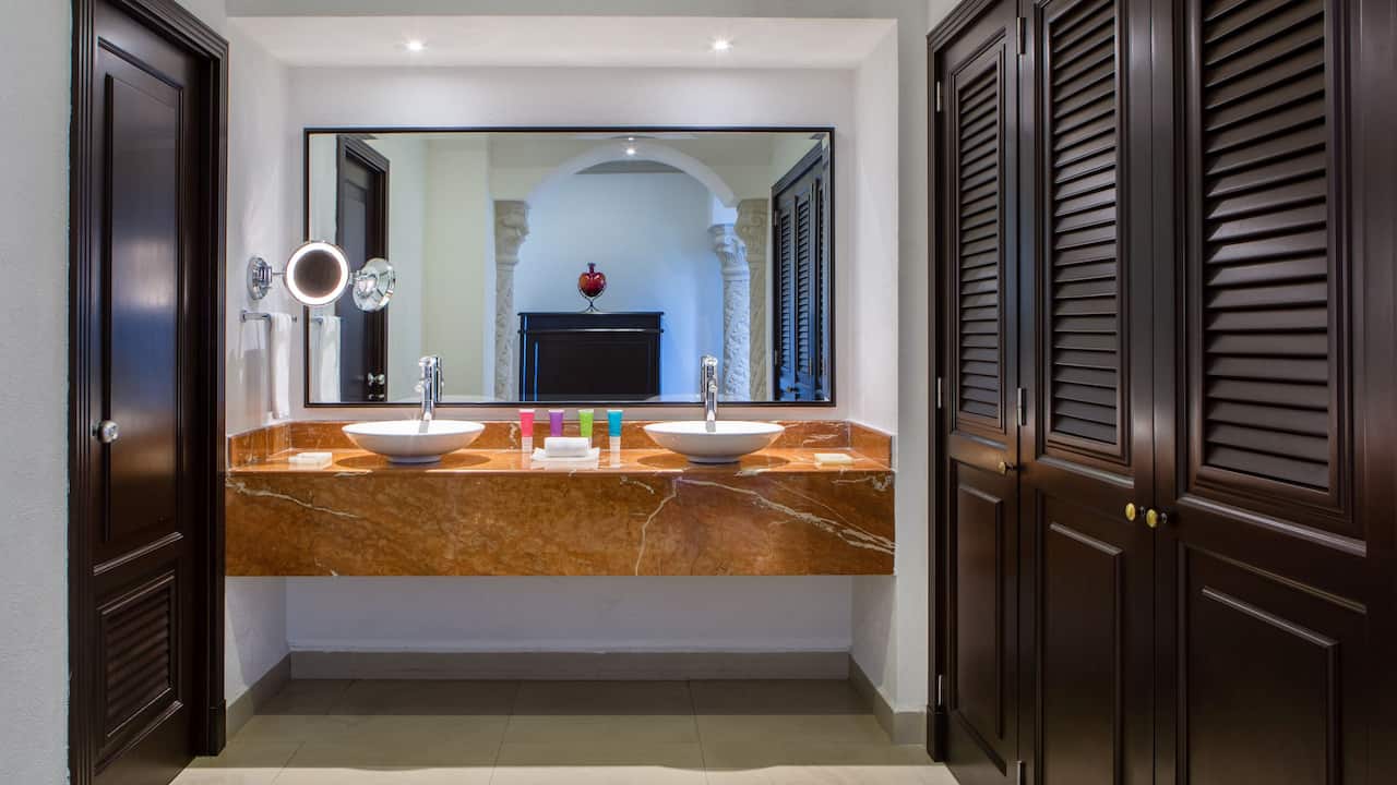 Ocean View Swim Up Bathroom
