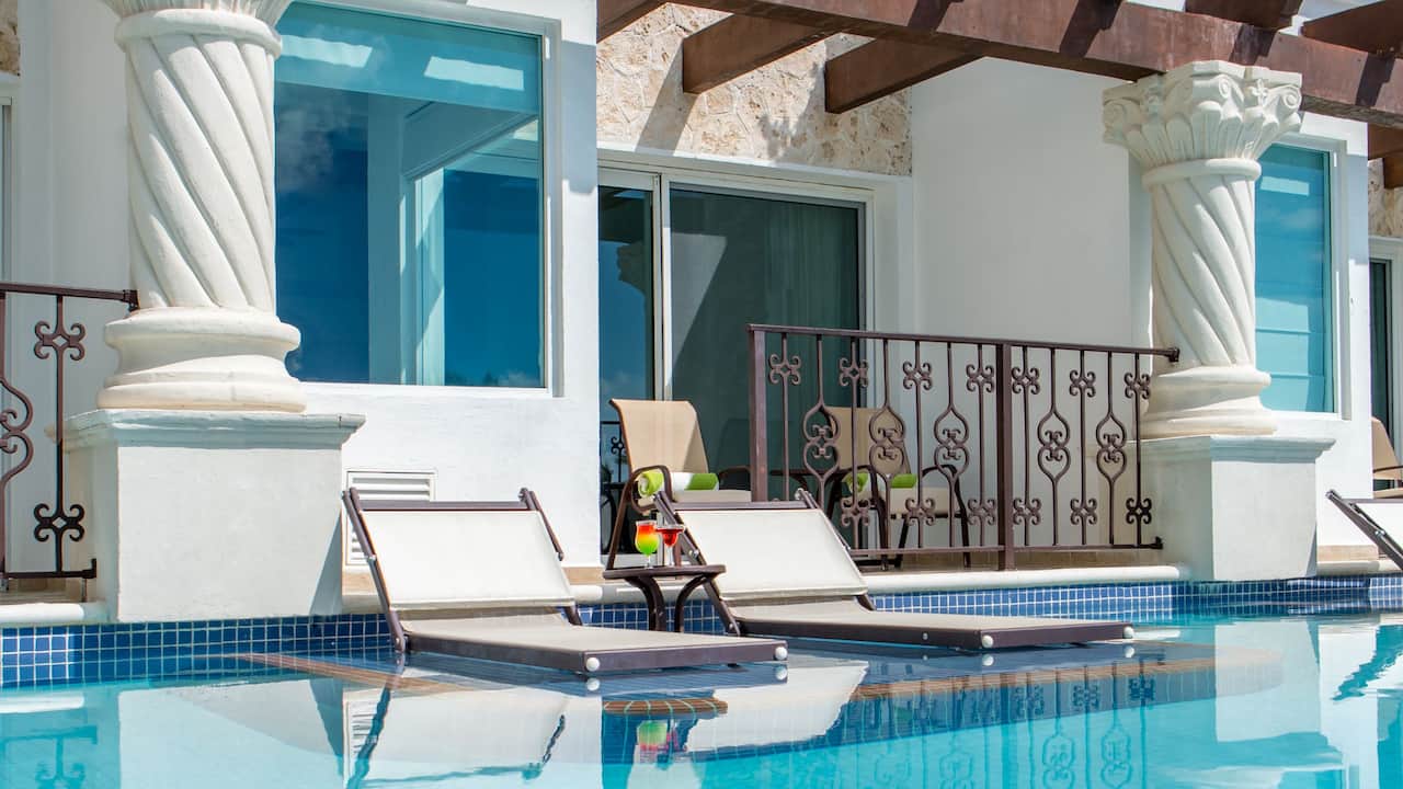 Swim-Up Suite