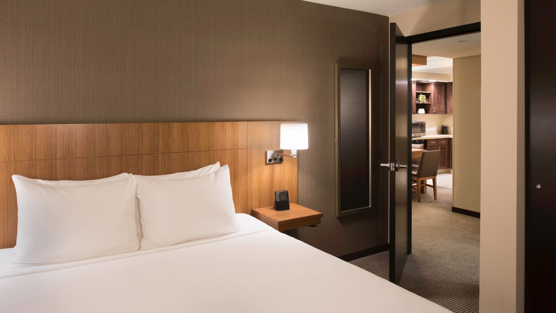 Hyatt Place Cleveland/Westlake/Crocker Park King Suite Bedroom