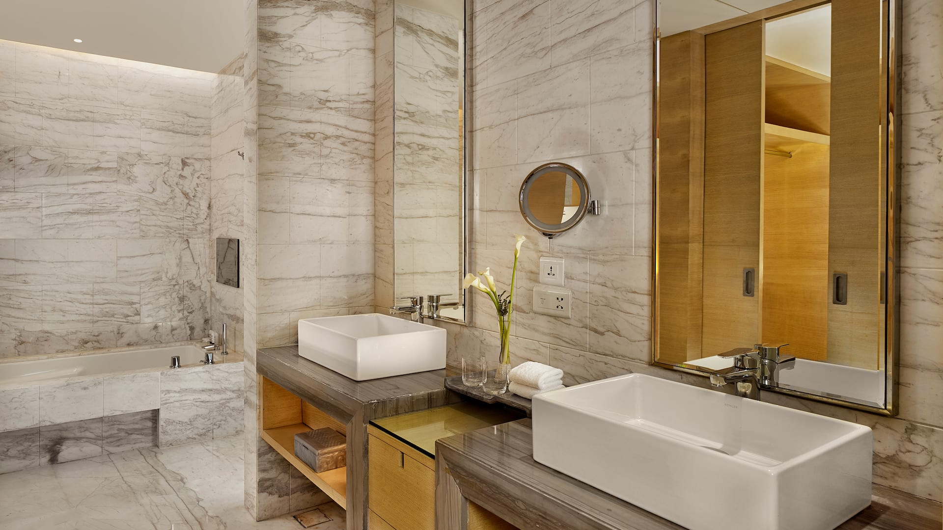4 von 5 Hyatt Regency Chandigarh Regency Suite Bathroom