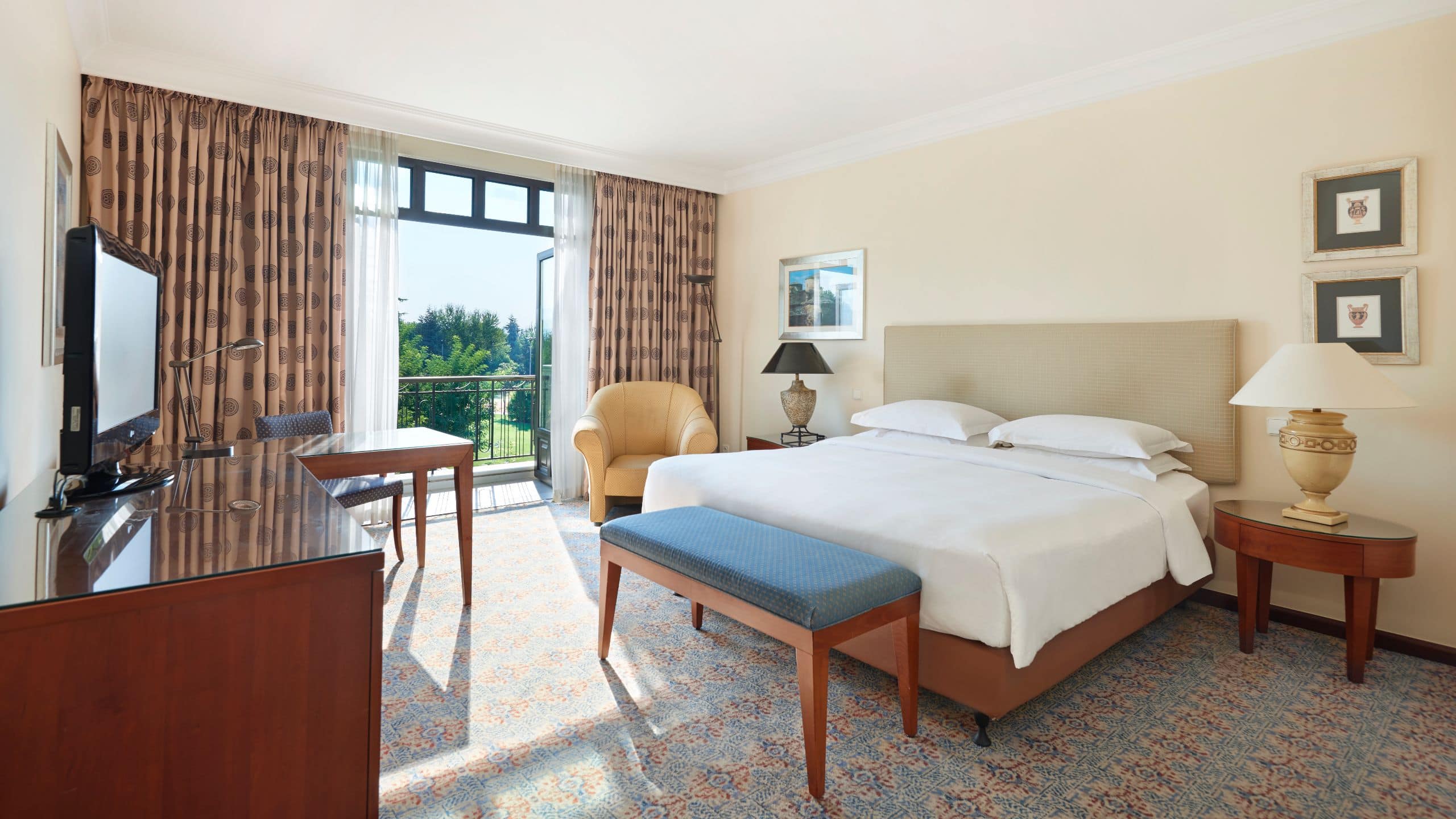 Hyatt Regency Thessaloniki King Room Bedroom