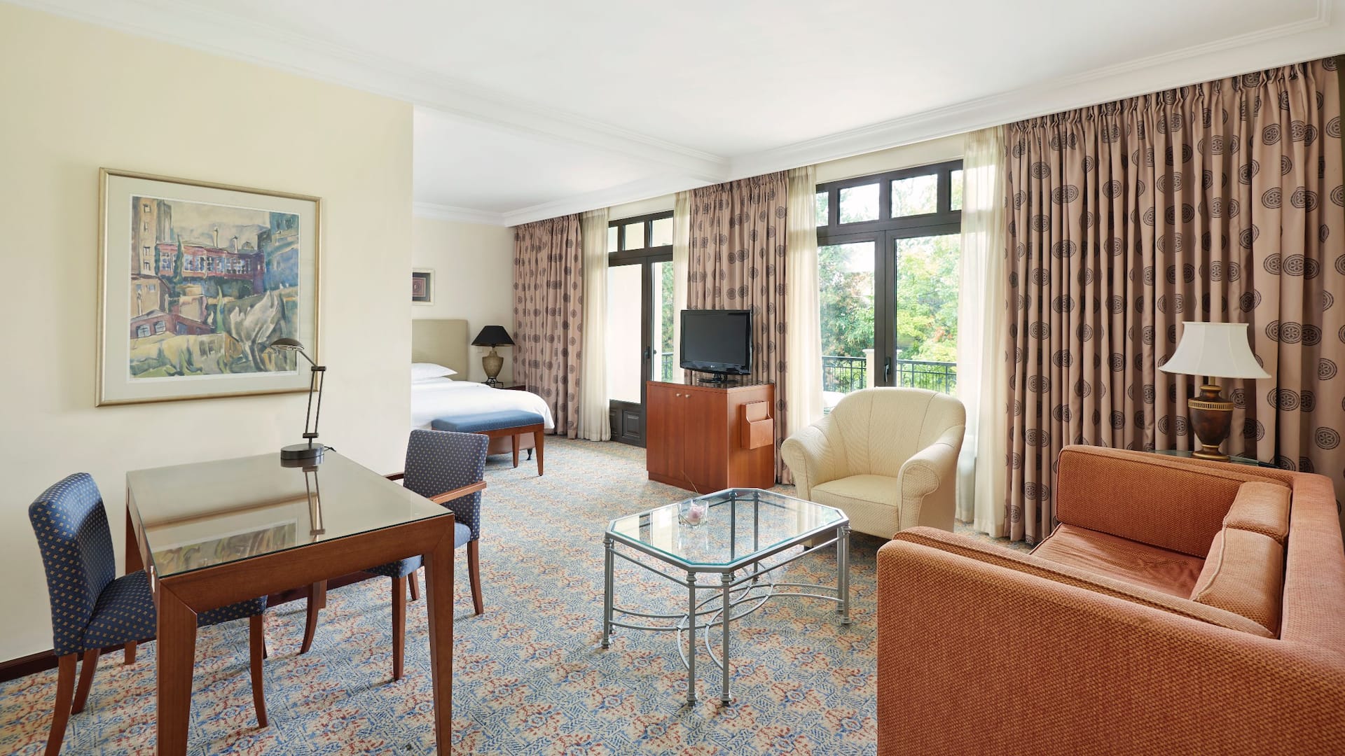 3/6 Hyatt Regency Thessaloniki Deluxe Suite Living Area