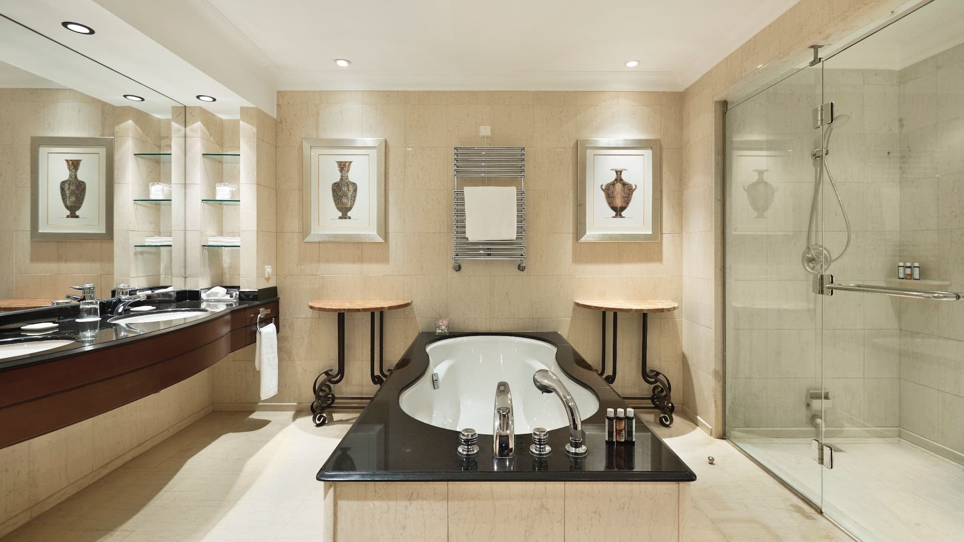 2/5 Hyatt Regency Thessaloniki Executive Suite Bathroom