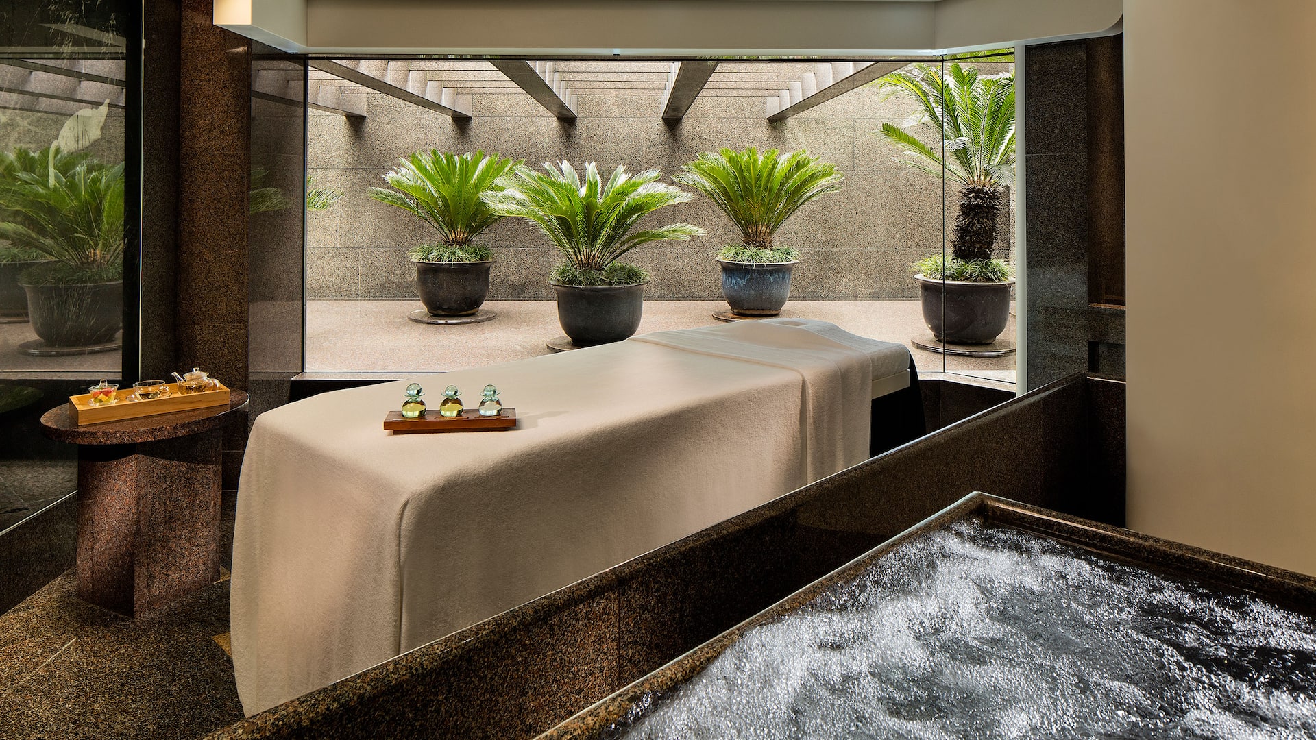 Grand Hyatt Hong Kong Plateau Garden View with Jetted Tub
