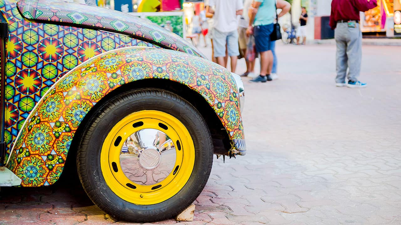 auto colorido en las calles de playa del carmen