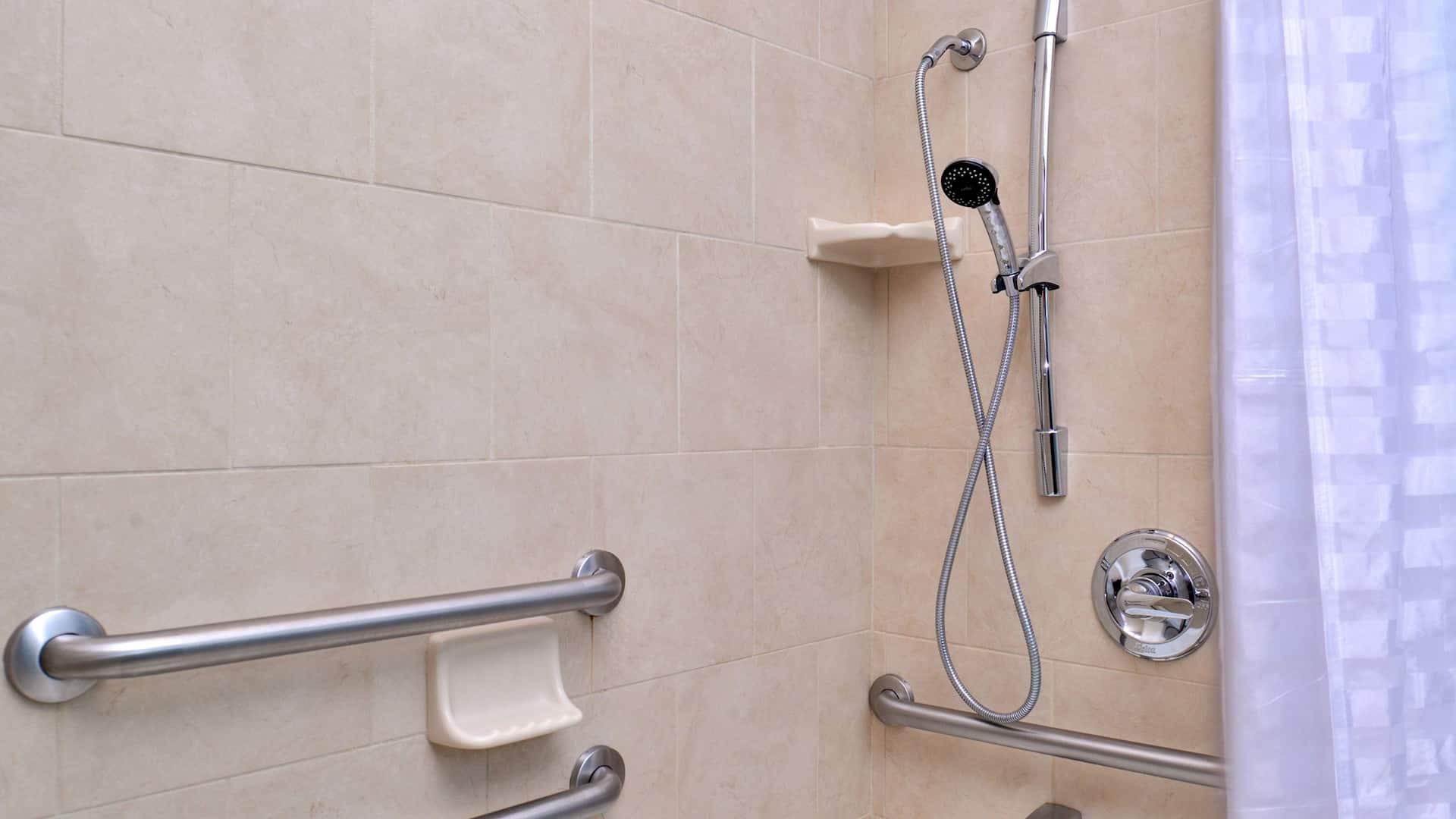 第 2，共 5 Hyatt Place Garden City Accessible Bathroom Shower