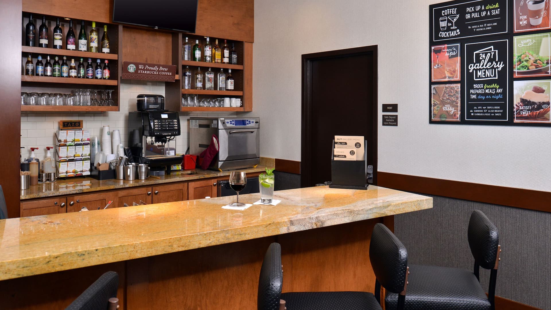 Hyatt Place Garden City Bar