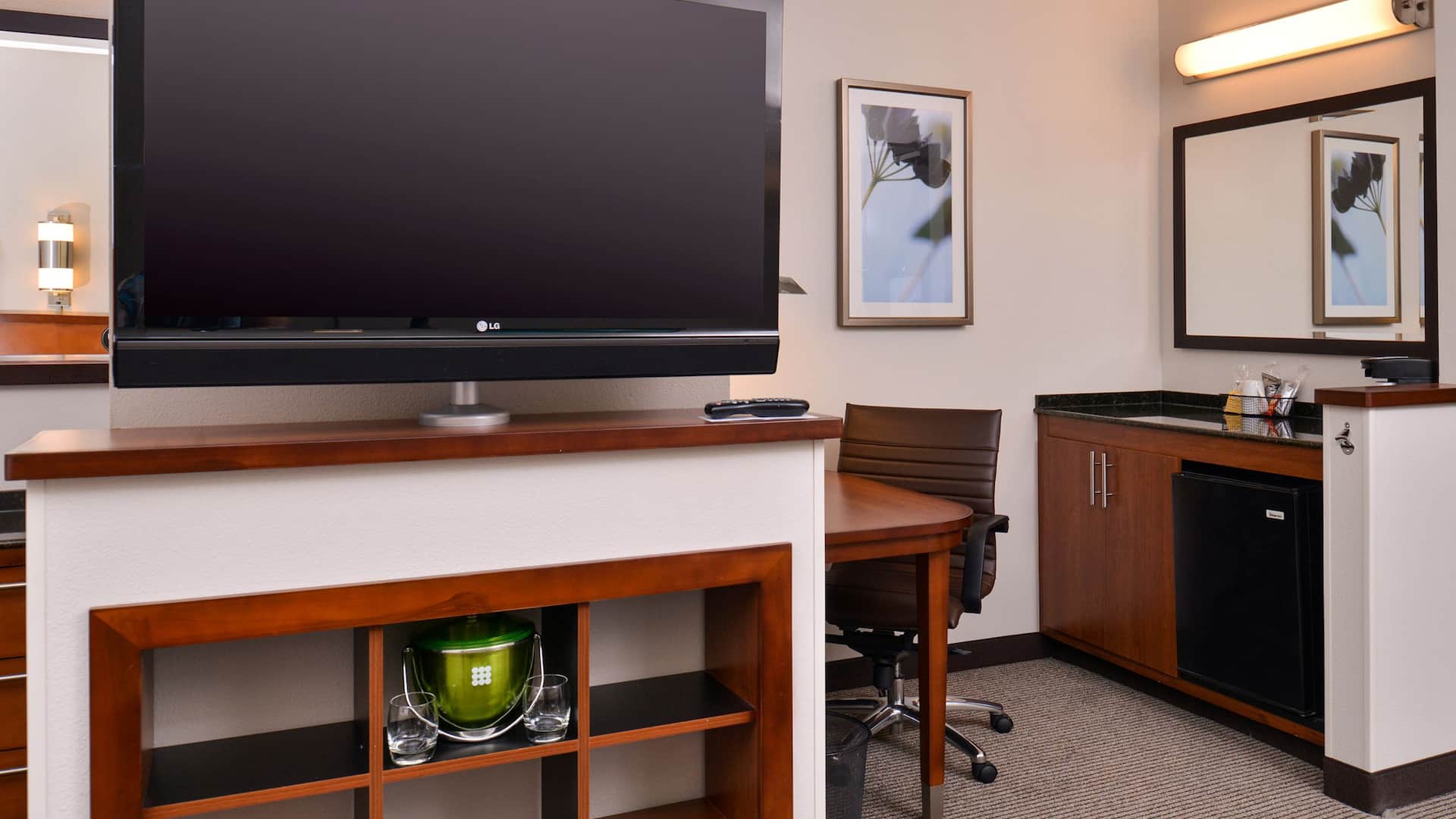 Hyatt Place Garden City King Television