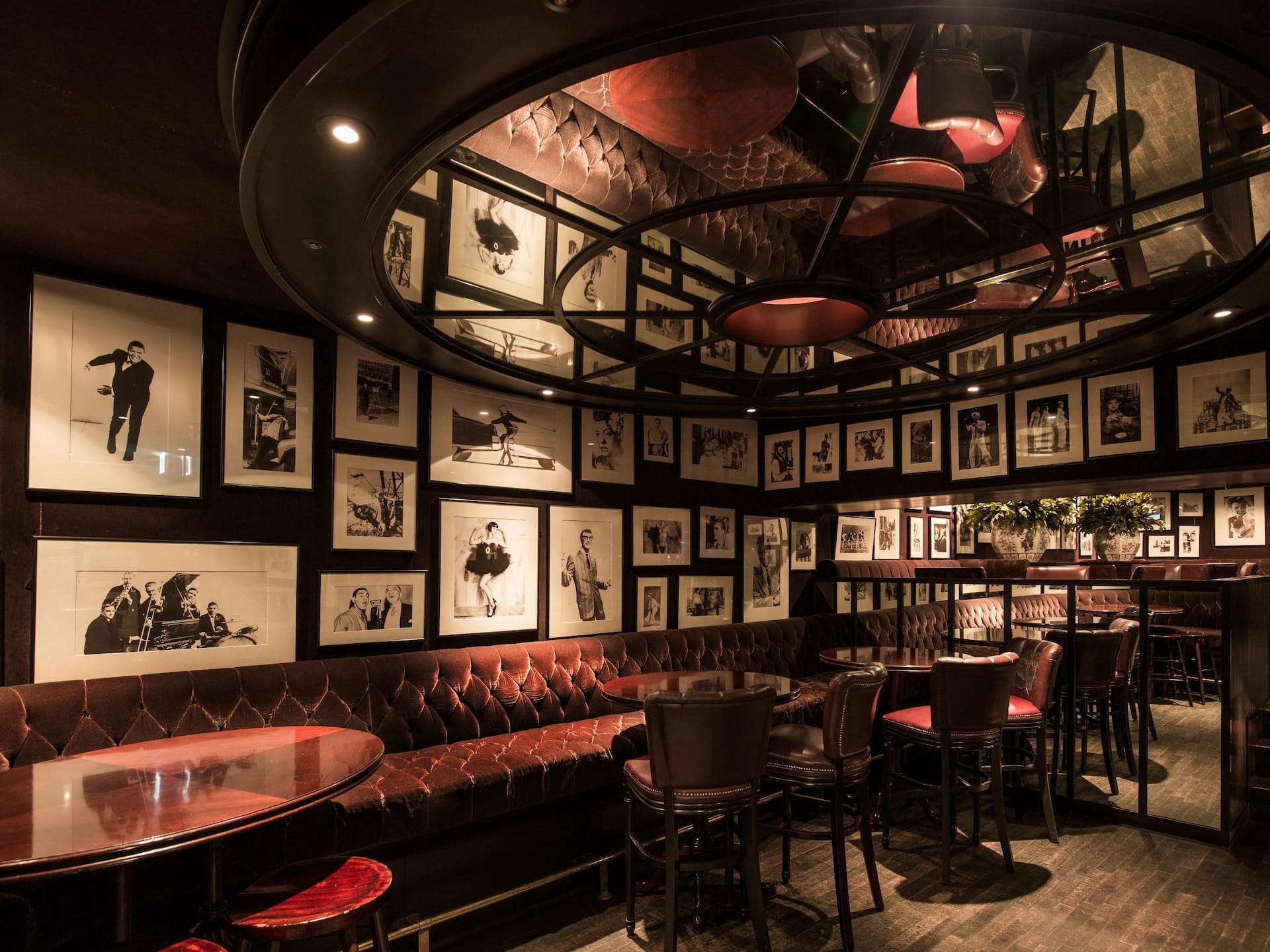 Grand-Hyatt-Seoul-P825-JJ-Mahoneys-Seating-Area.4x3