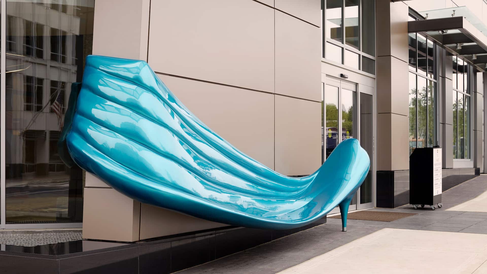 Hyatt Place Arlington/Courthouse Plaza Vivian Beers Sculpture West