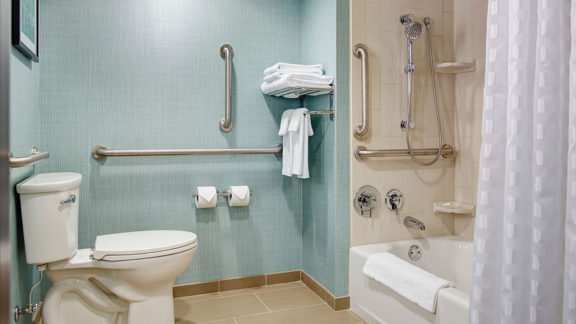 4/4 Hyatt Place Arlington/Courthouse Plaza ADA Guest Bath Tub