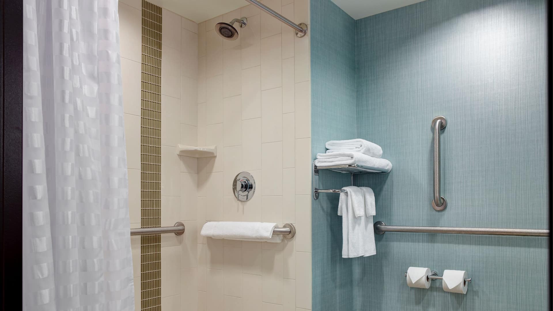 4/4 Hyatt Place Arlington/Courthouse Plaza ADA Bathroom Shower