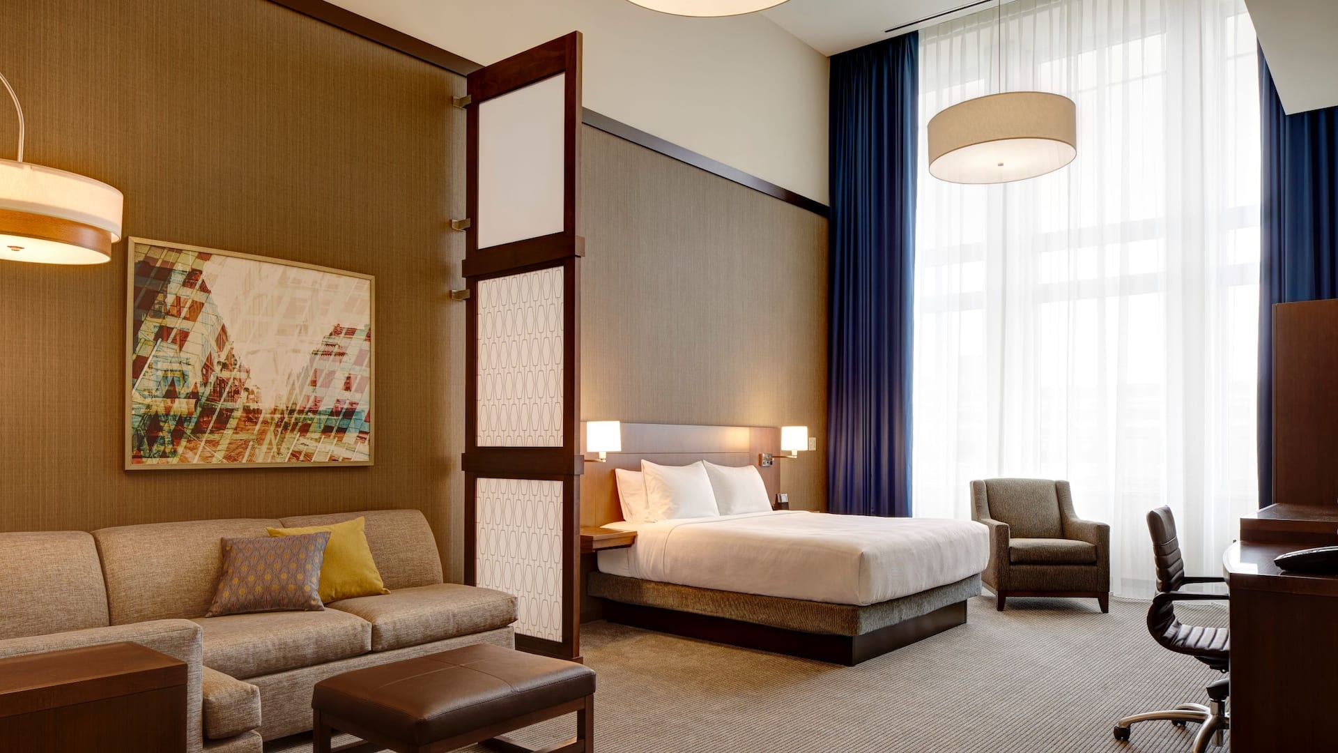 1/4 Hyatt Place St. Paul/Downtown King Guestroom